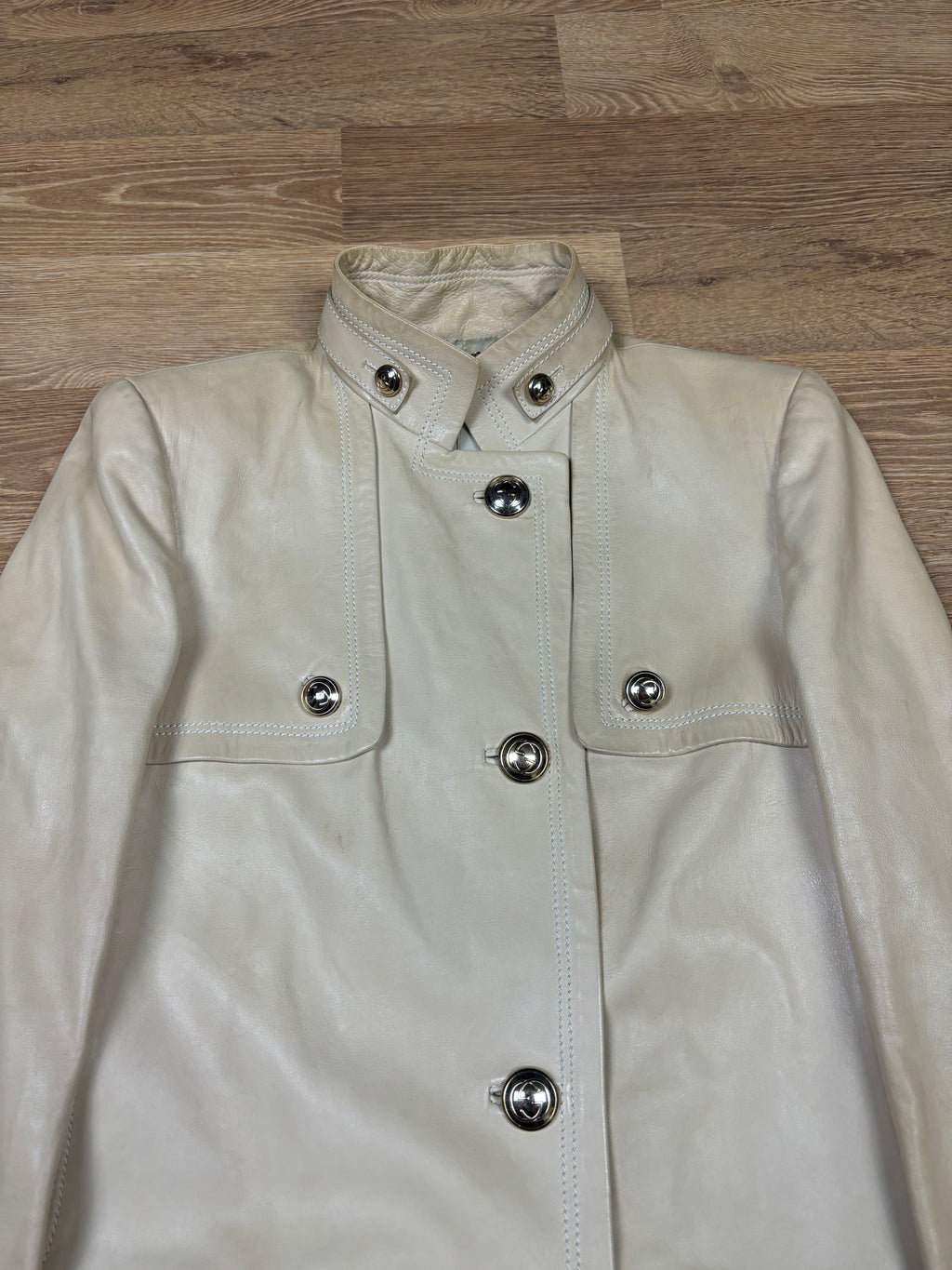 Abrigo de cuero color crema Gucci de los 2000