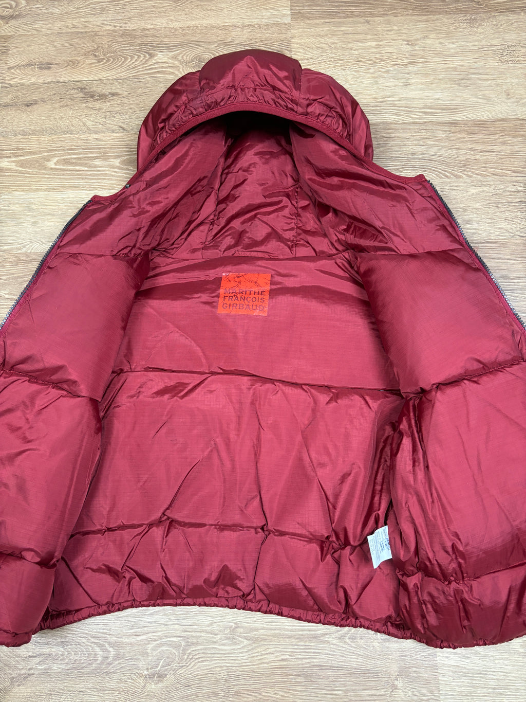 Chaqueta de plumas corta roja Marithé François Girbaud de los 2000