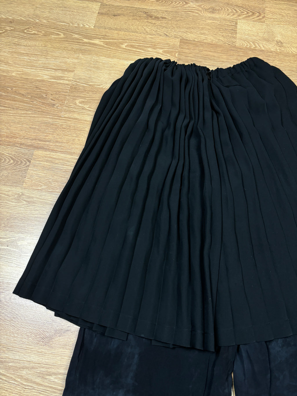 Pantalones con falda plisada en capas de Issey Miyake