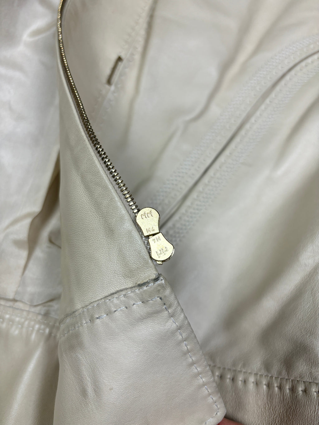Chaqueta de cuero color crema Gucci Era Frida Giannini