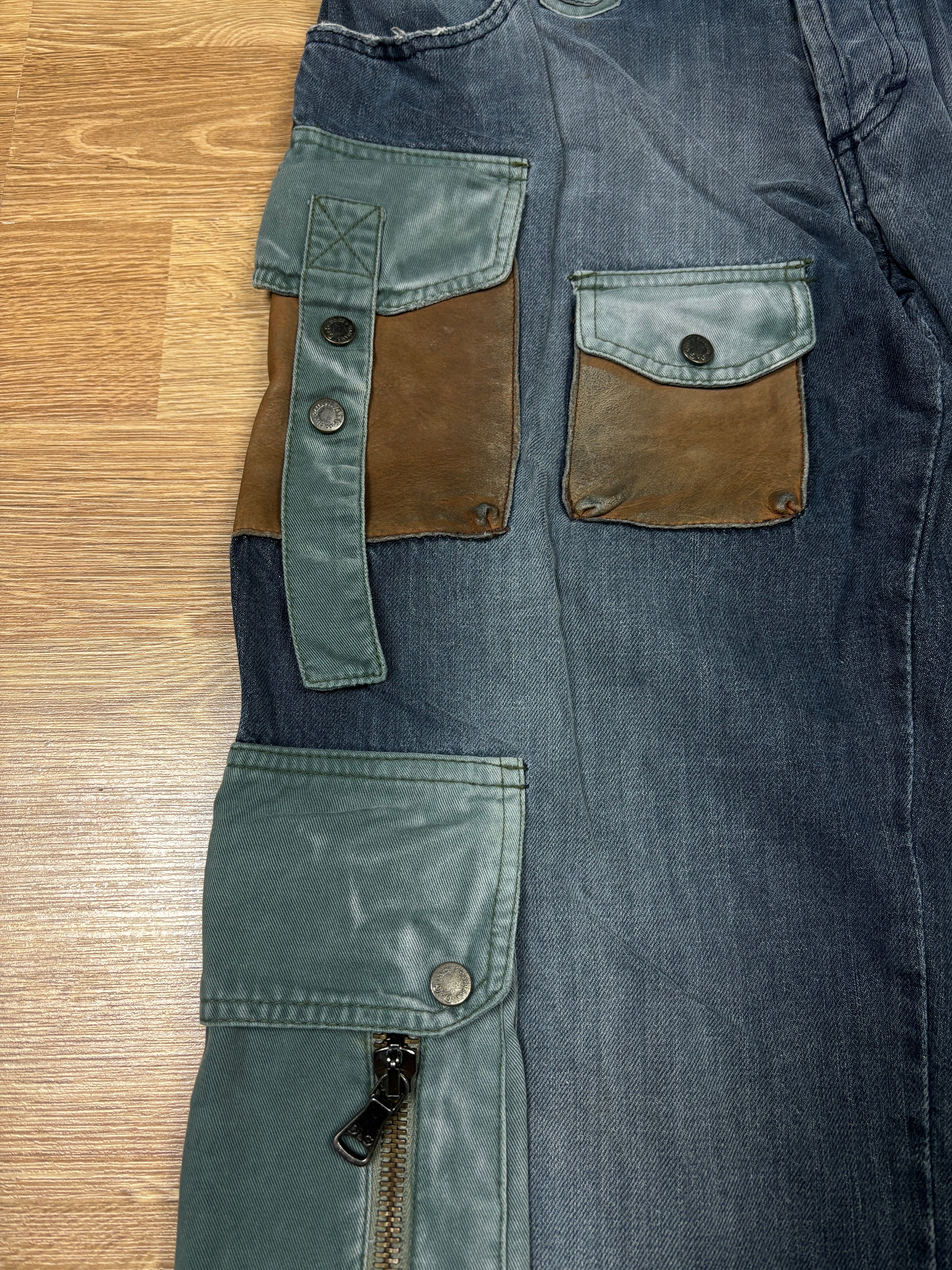 Vaqueros cargo vaqueros Dolce & Gabbana AW2003 con múltiples bolsillos y cremallera