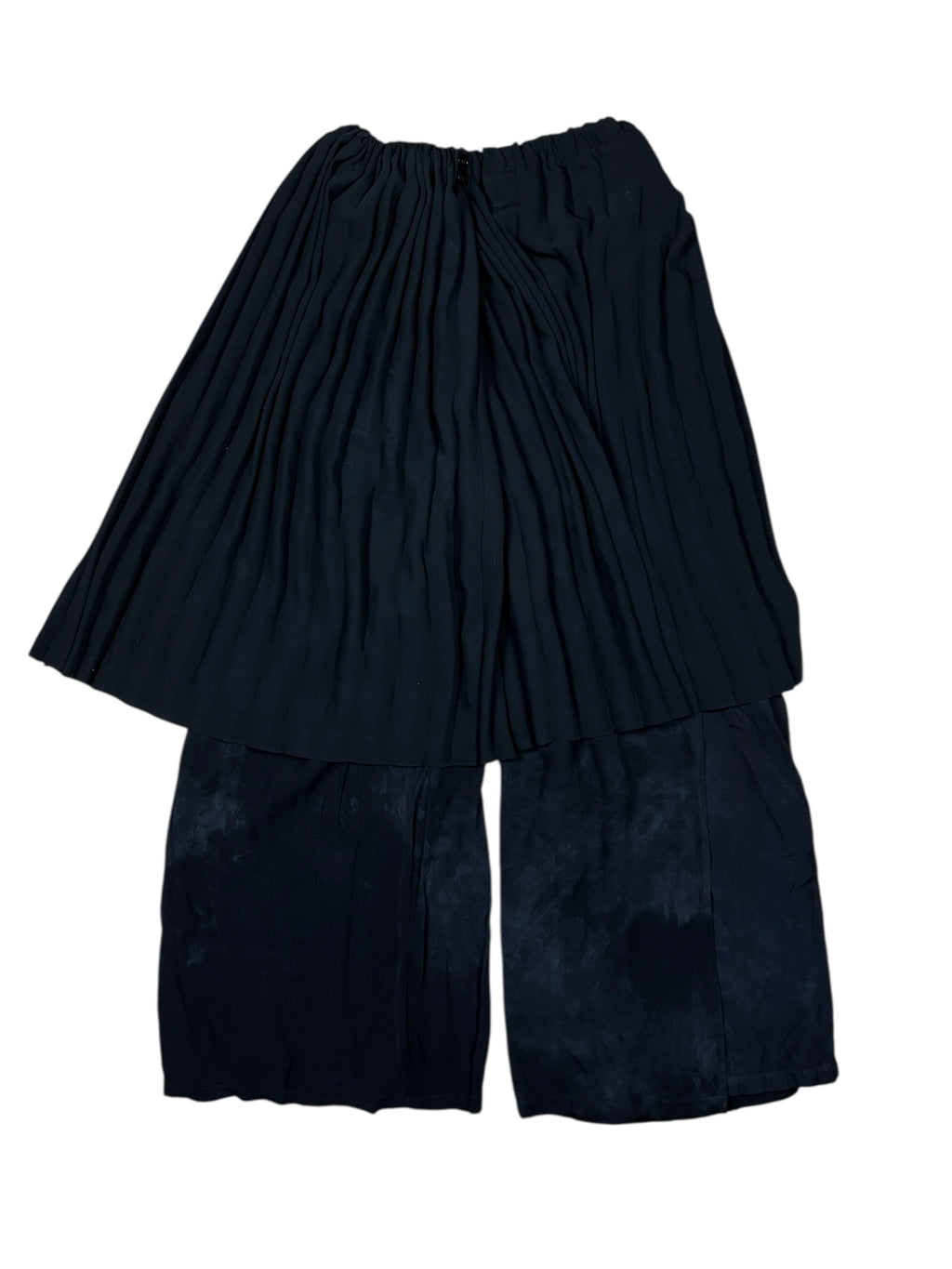 Pantalones con falda plisada en capas de Issey Miyake