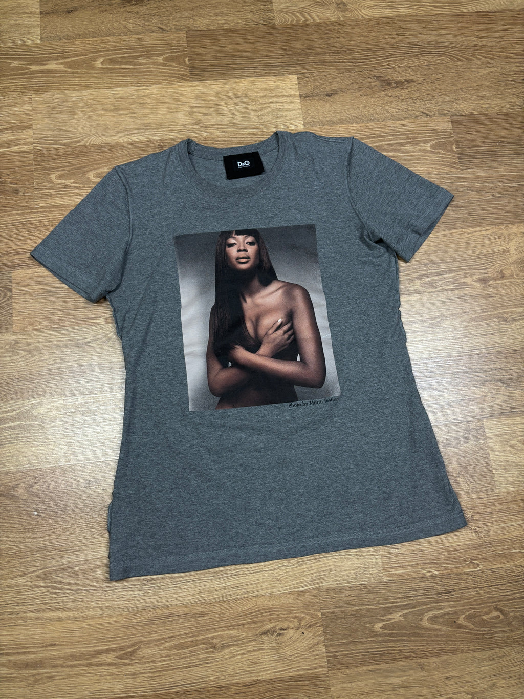 Camiseta gráfica D&G Naomi Campbell de los 2000