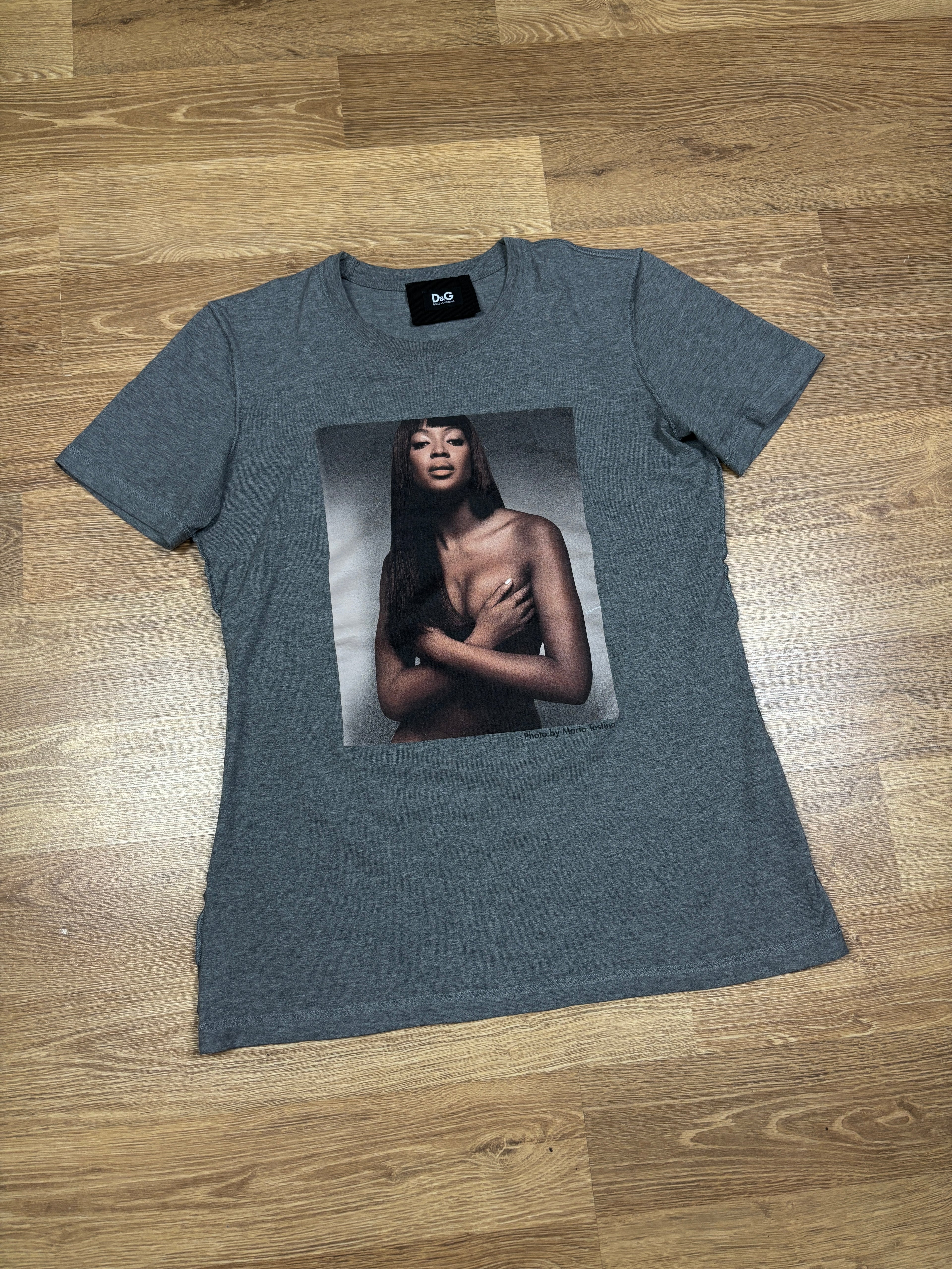Camiseta gráfica D&G Naomi Campbell de los 2000