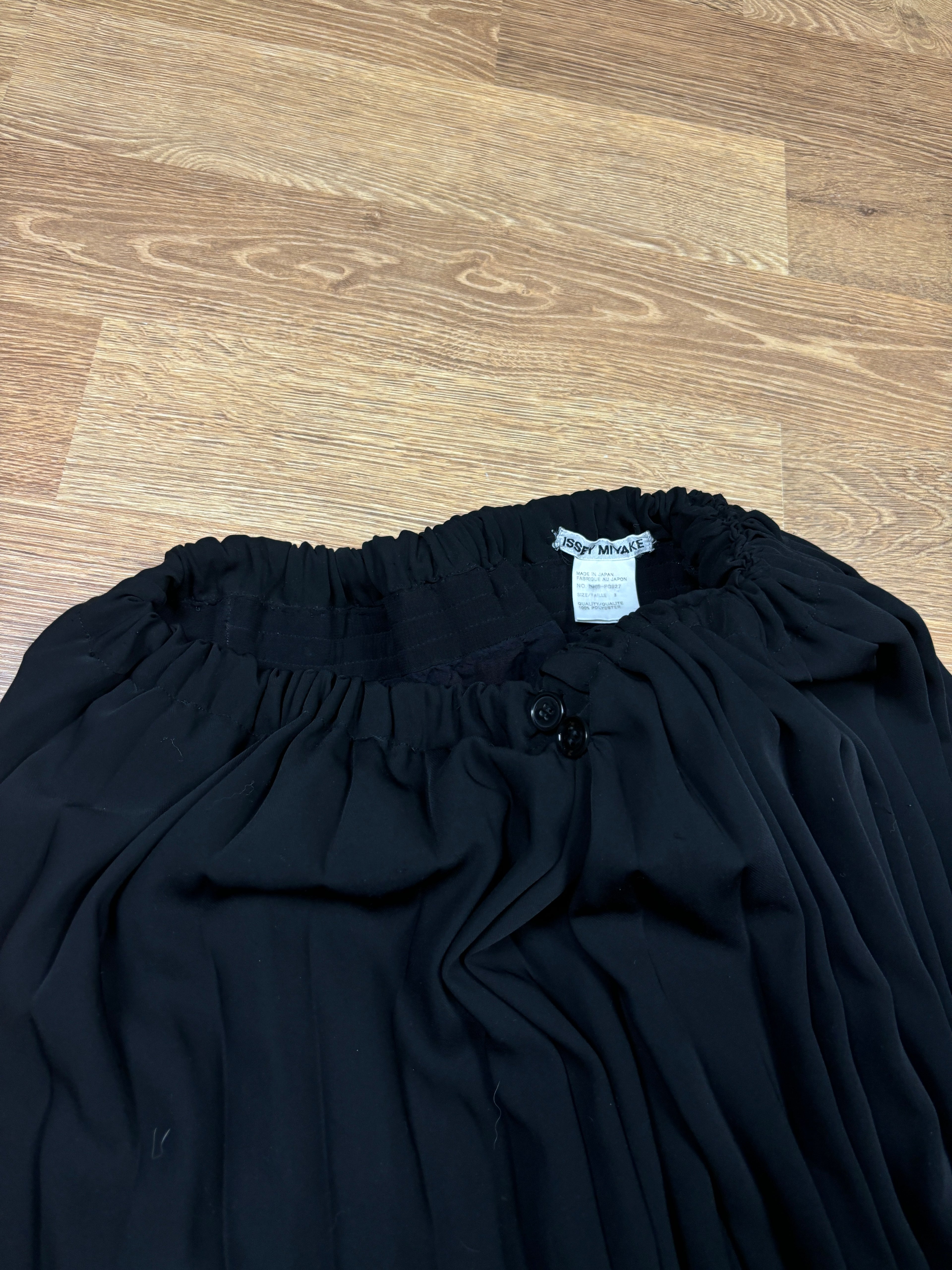 Pantalones con falda plisada en capas de Issey Miyake