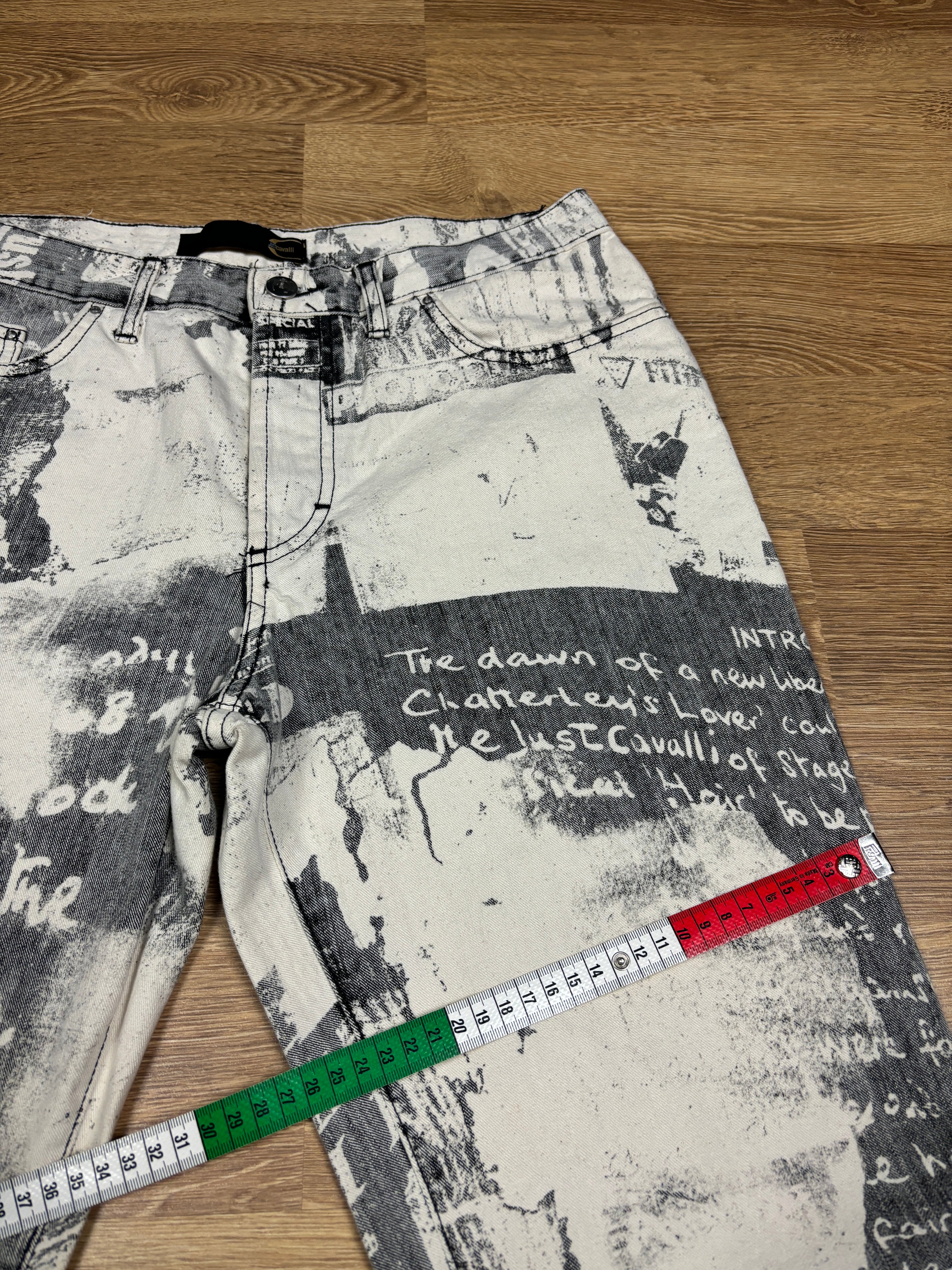 Pantalones vaqueros acampanados con estampado de periódico Just Cavalli de los 2000