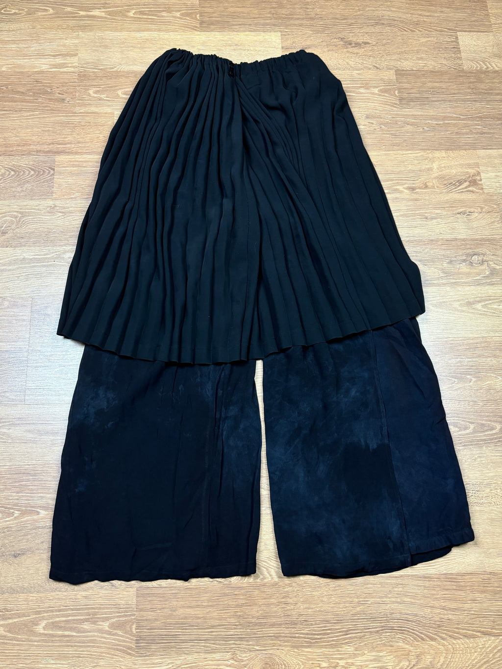 Pantalones con falda plisada en capas de Issey Miyake