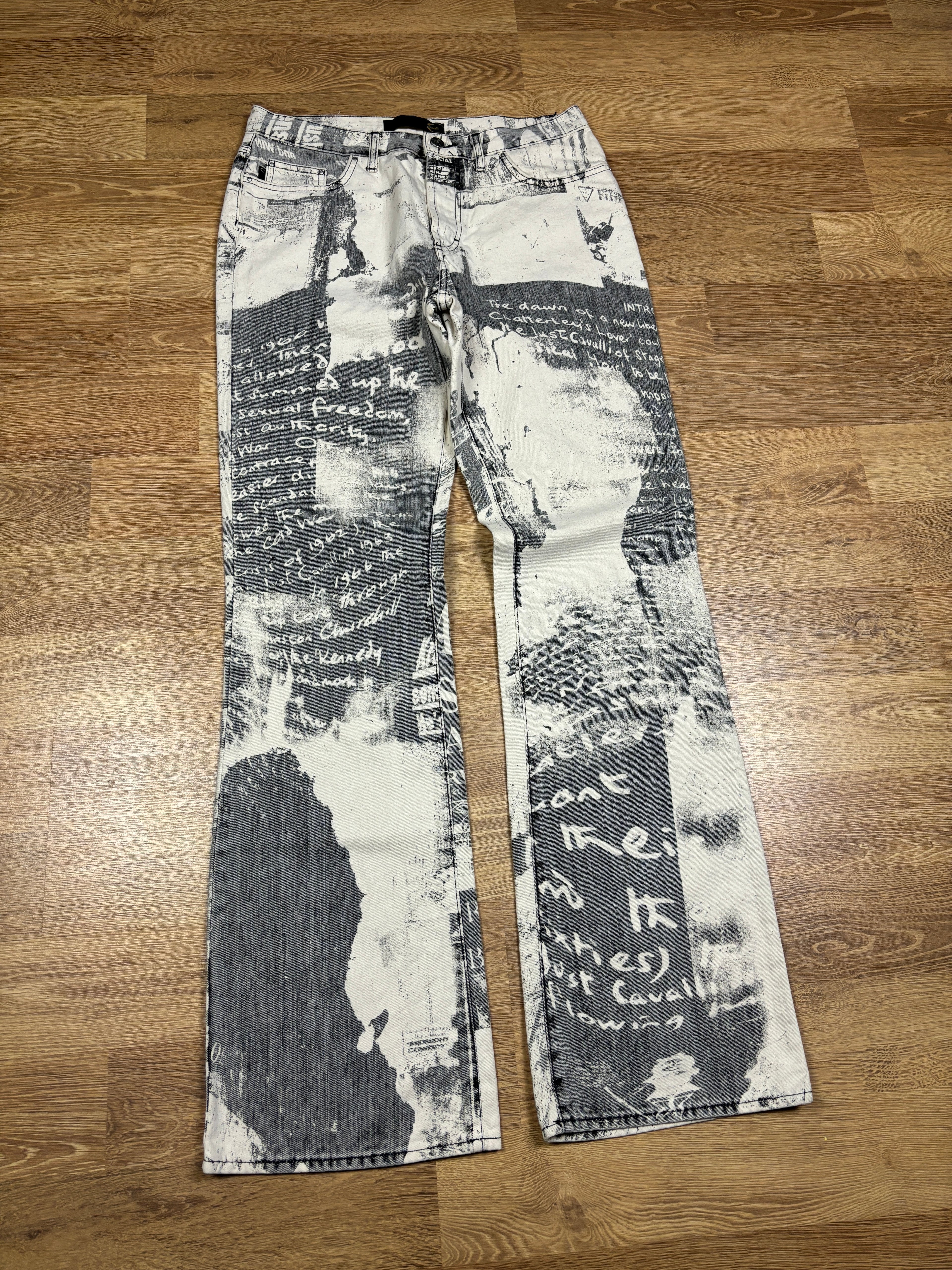 Pantalones vaqueros acampanados con estampado de periódico Just Cavalli de los 2000