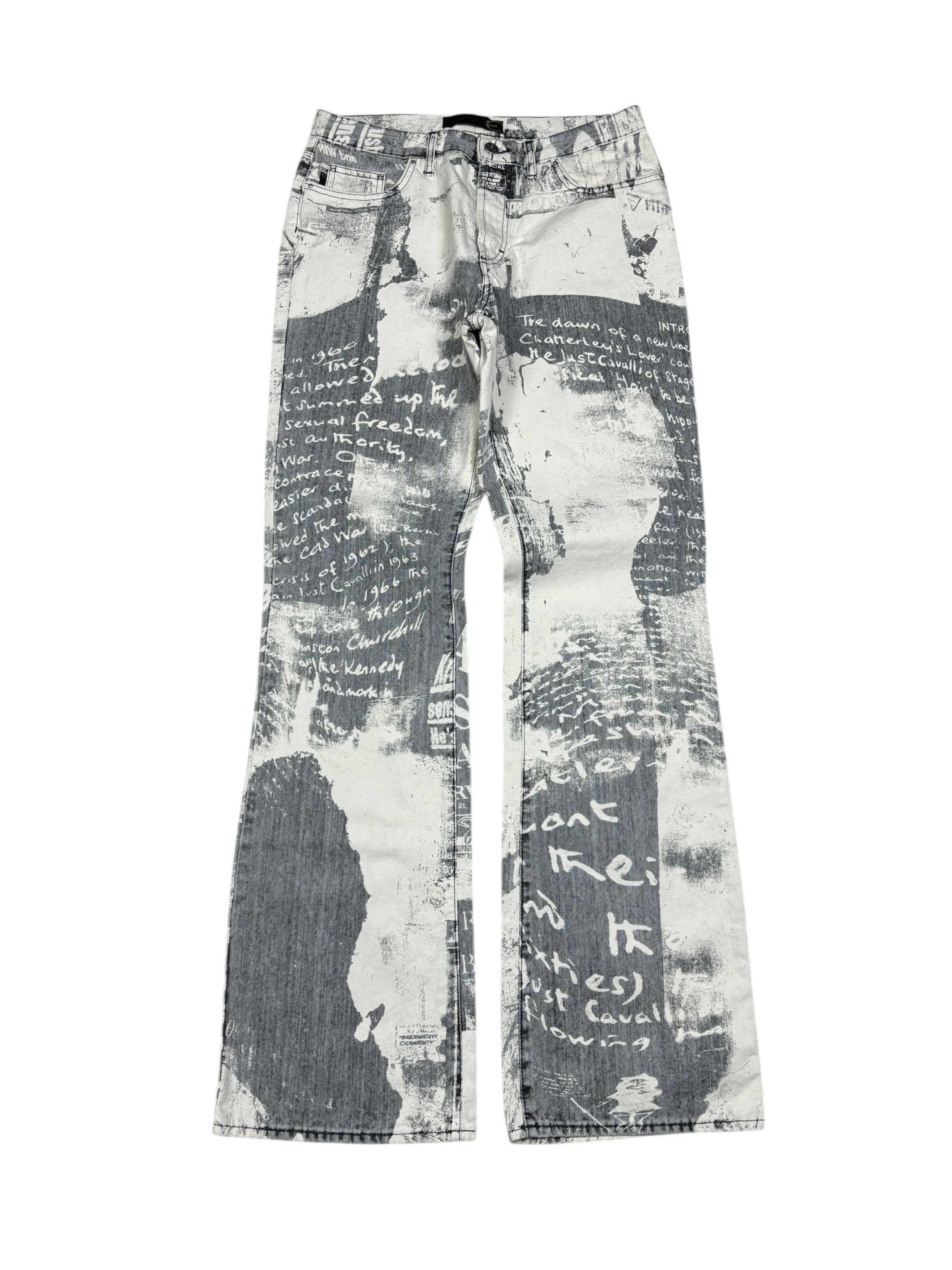 Pantalones vaqueros acampanados con estampado de periódico Just Cavalli de los 2000