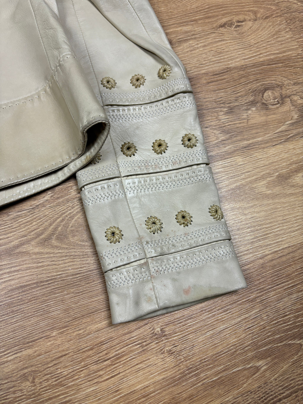 Chaqueta de cuero color crema Gucci Era Frida Giannini