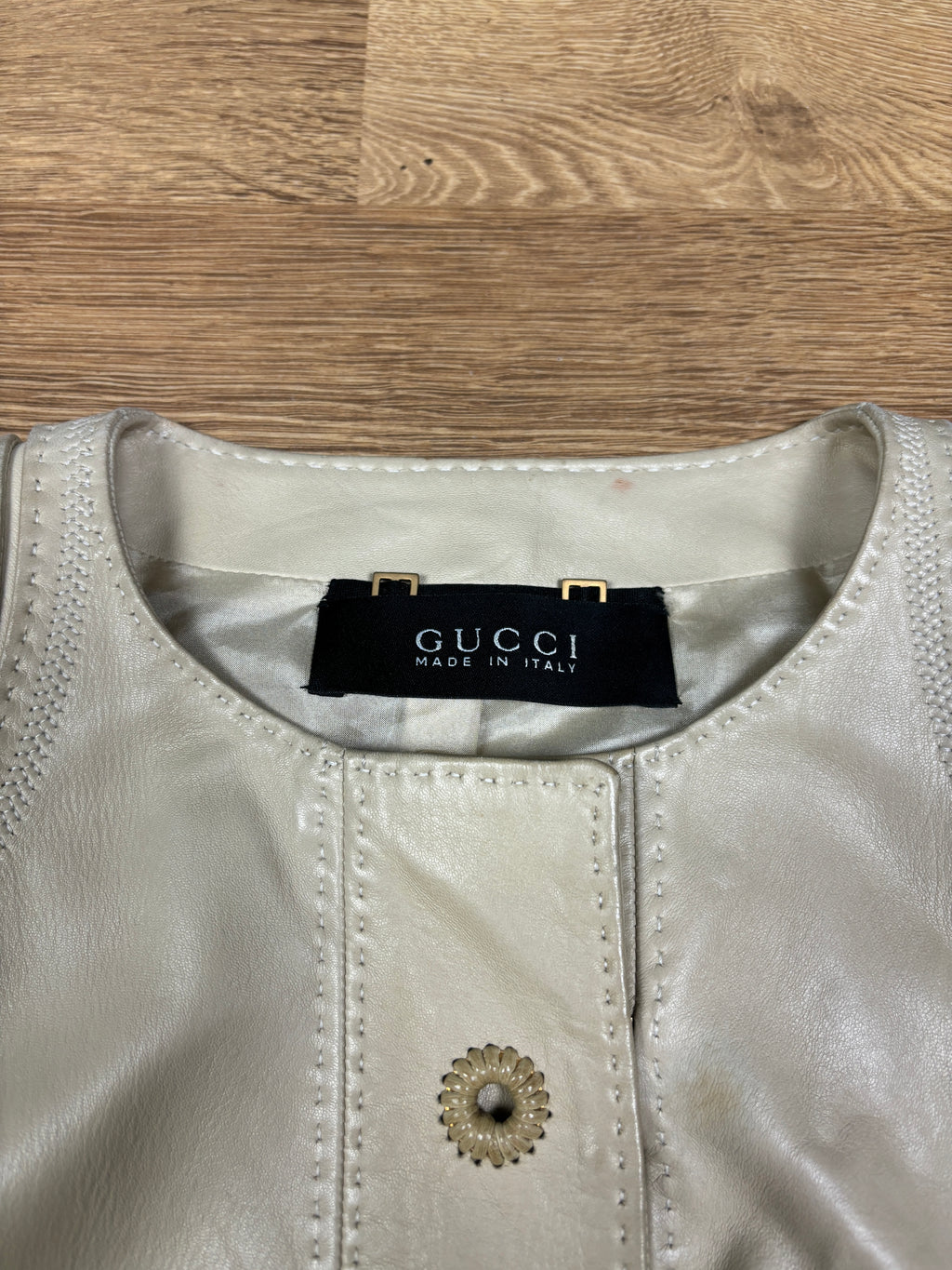 Chaqueta de cuero color crema Gucci Era Frida Giannini