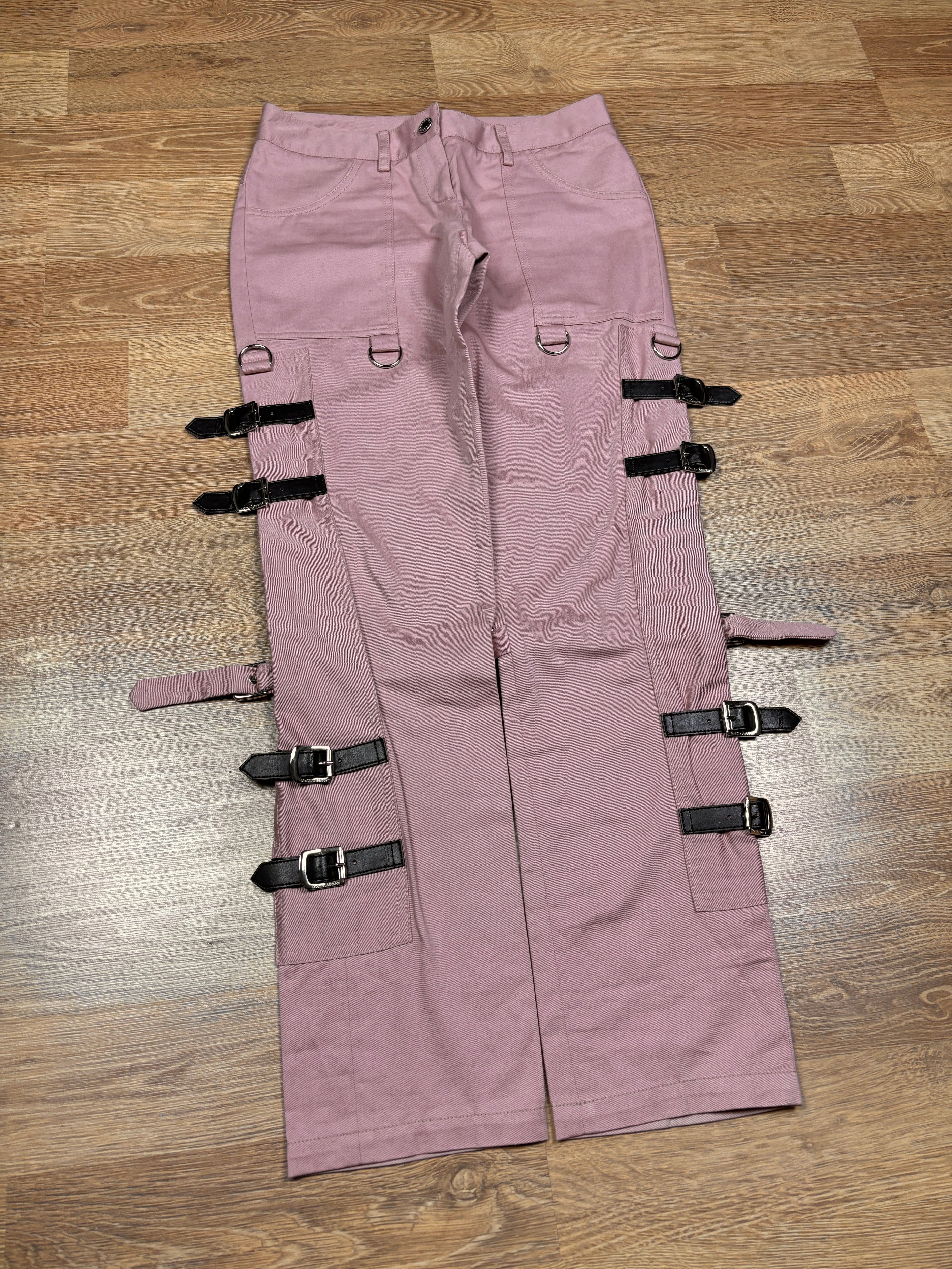 Pantalones utilitarios con tiras de bondage "SEX" de Dolce & Gabbana de la pasarela SS2003