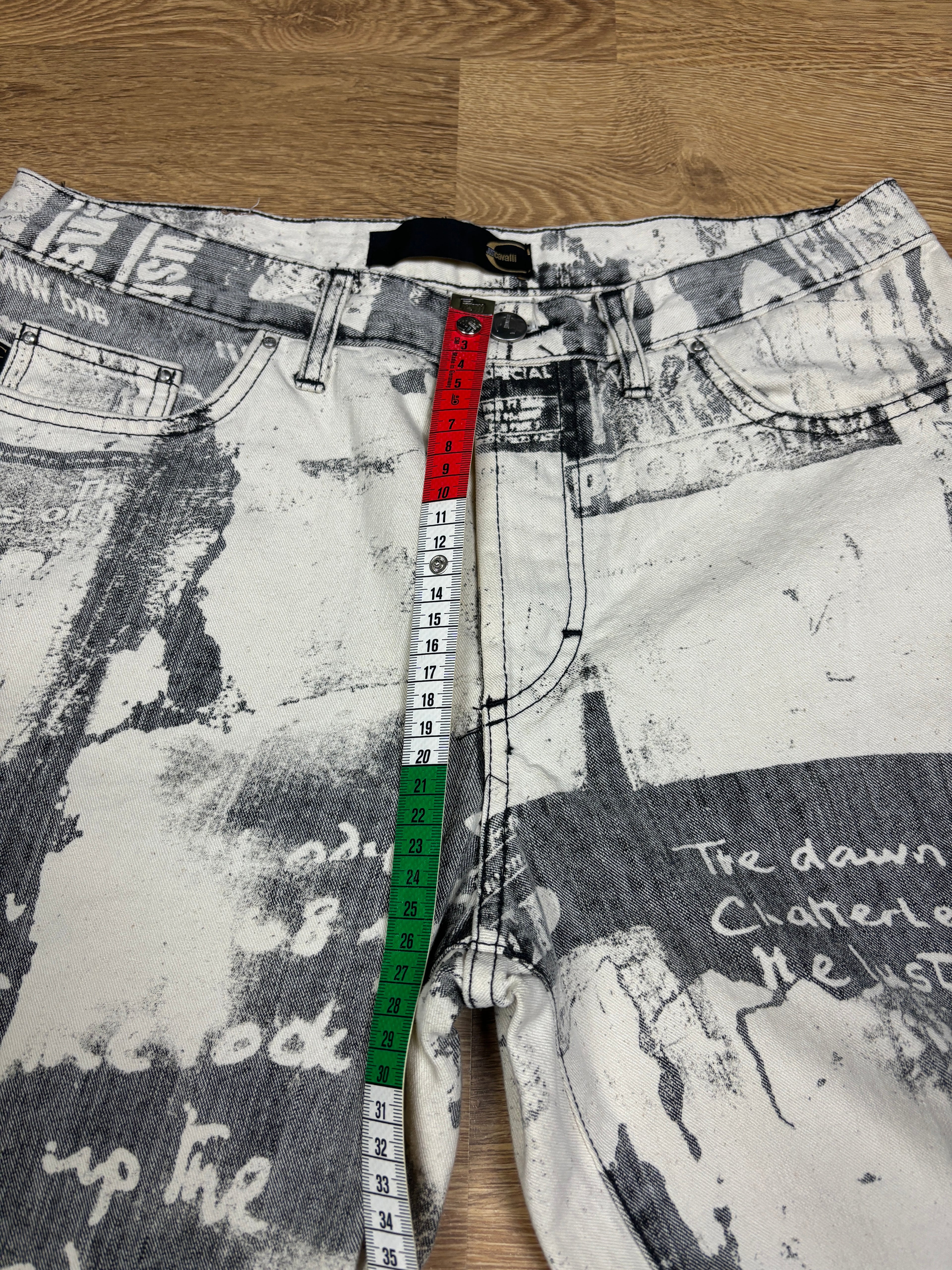 Pantalones vaqueros acampanados con estampado de periódico Just Cavalli de los 2000