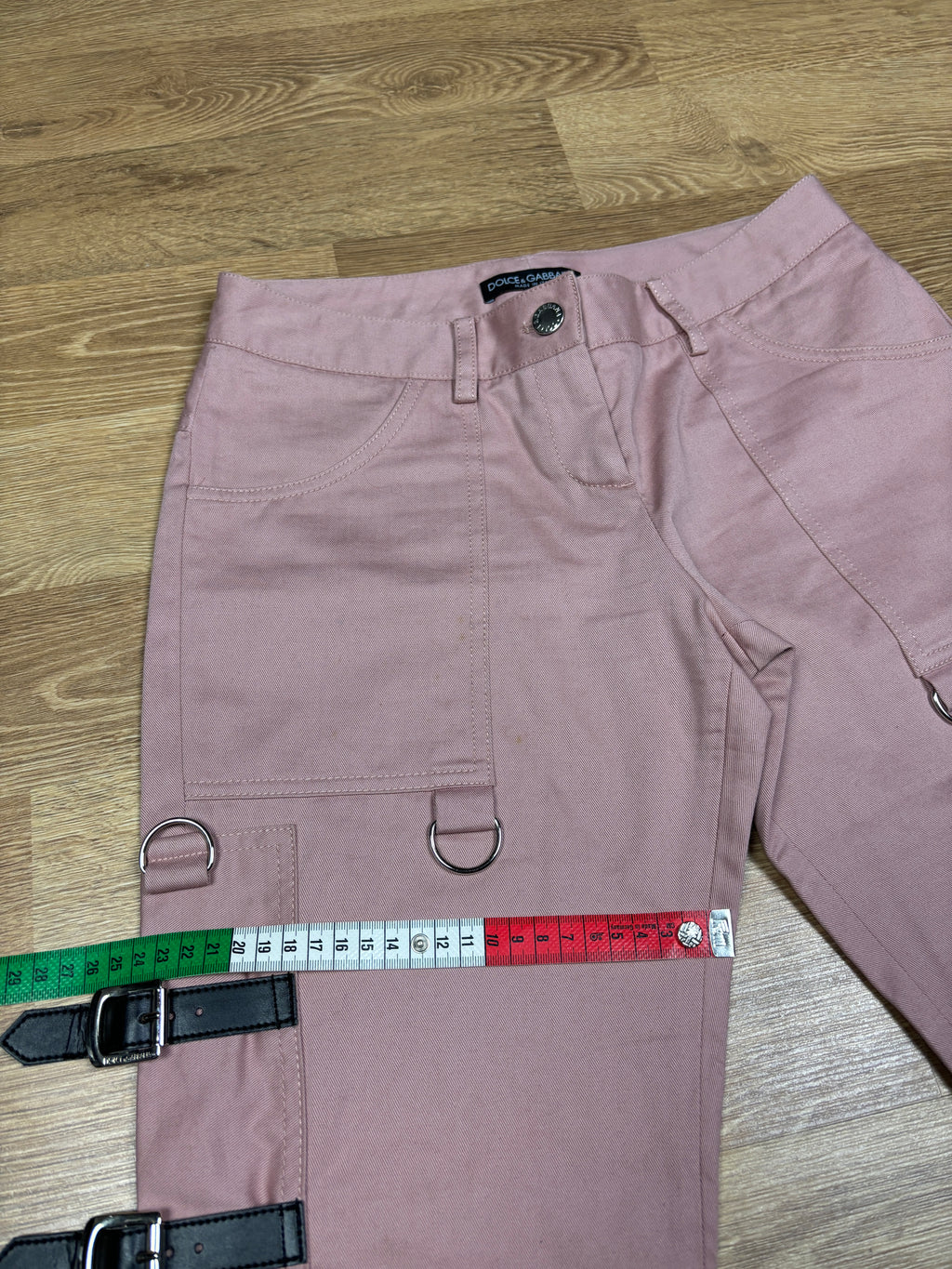 Pantalones utilitarios con tiras de bondage "SEX" de Dolce & Gabbana de la pasarela SS2003