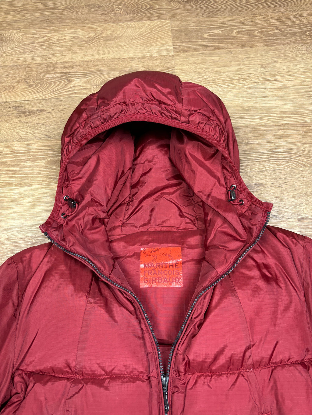Chaqueta de plumas corta roja Marithé François Girbaud de los 2000
