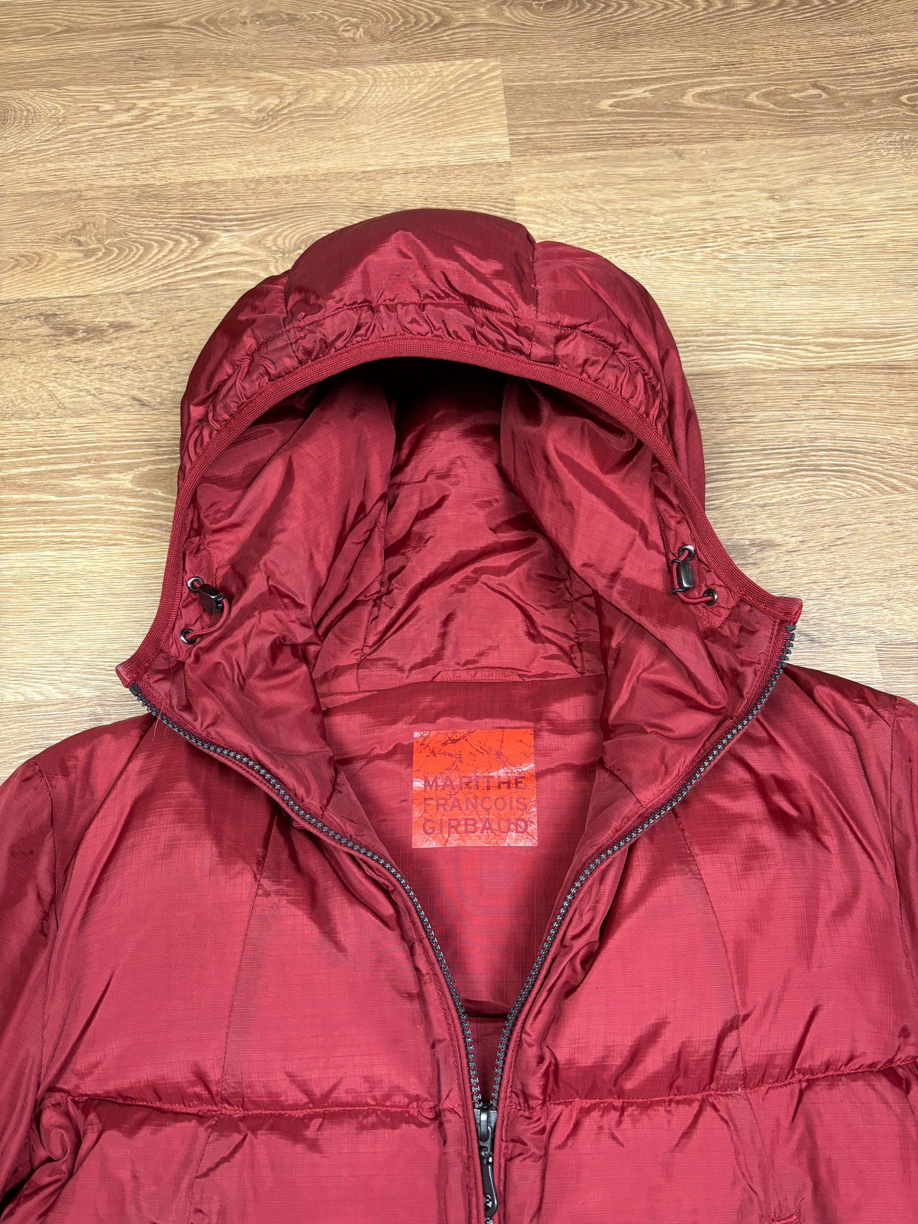 Chaqueta de plumas corta roja Marithé François Girbaud de los 2000