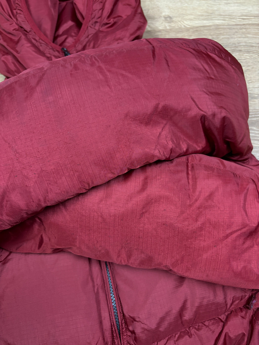 Chaqueta de plumas corta roja Marithé François Girbaud de los 2000