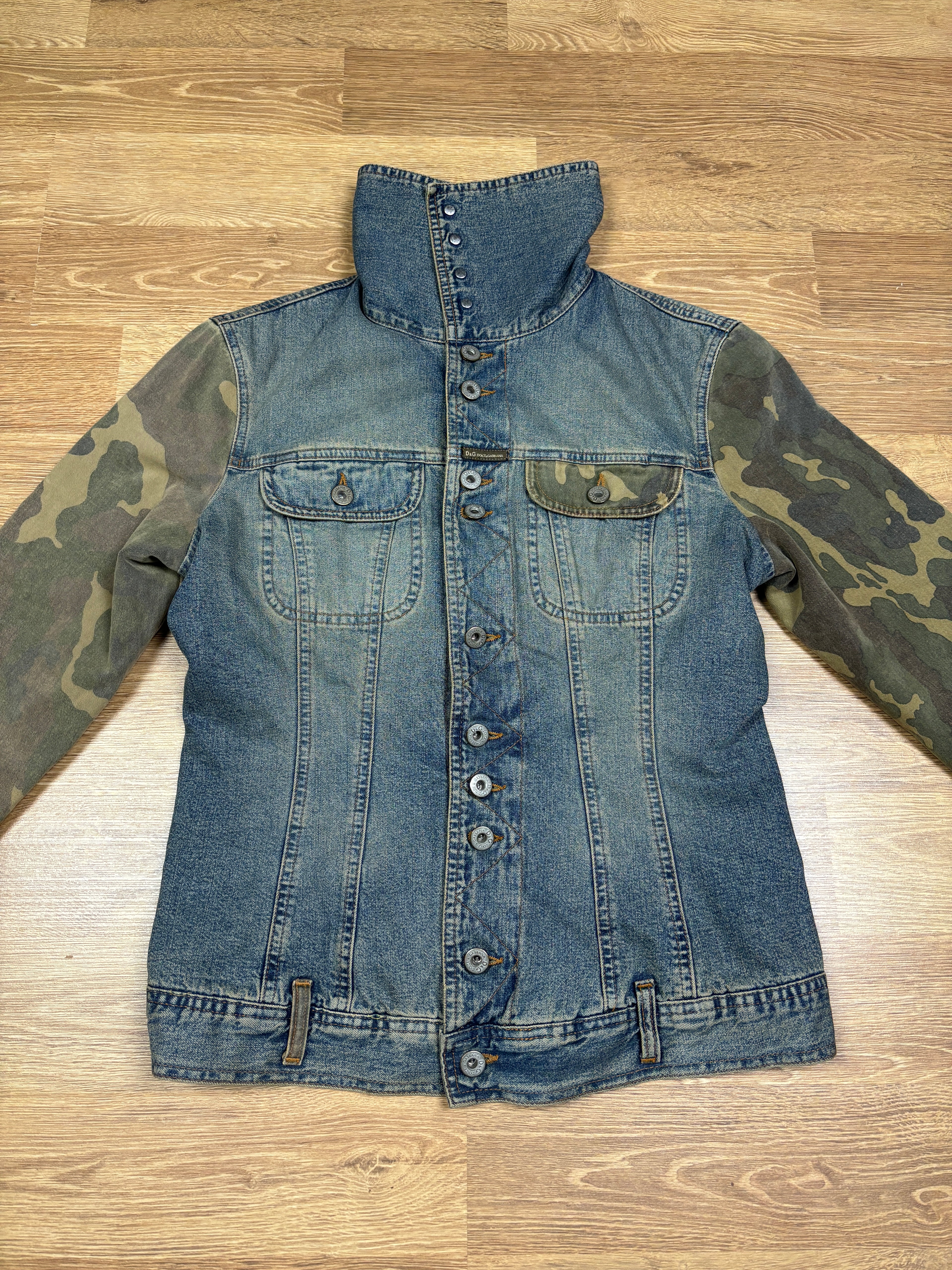 Chaqueta vaquera de Dolce & Gabbana FW2003 con mangas de camuflaje