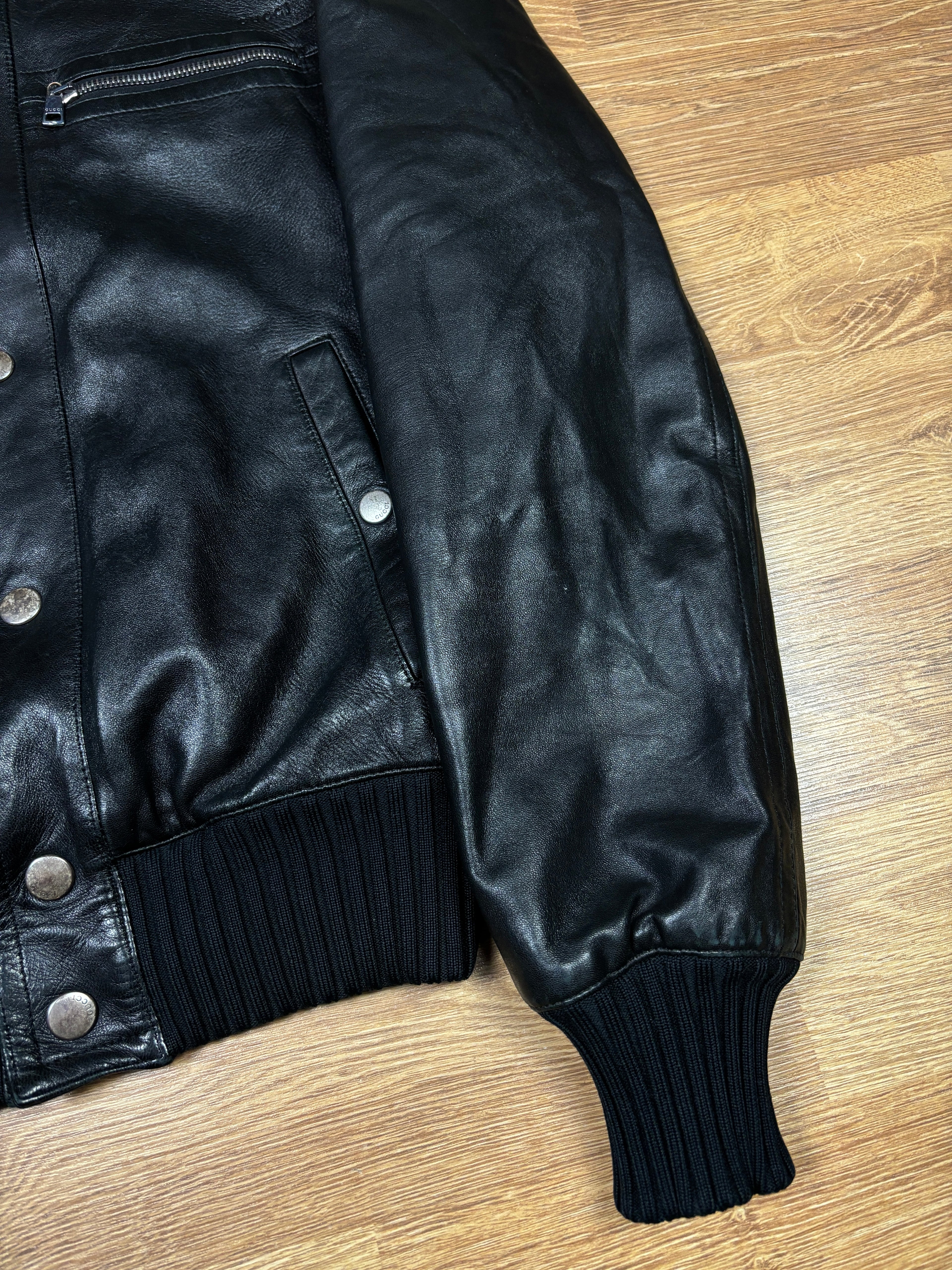 Chaqueta bomber de piel con franja web de Gucci de los 2000