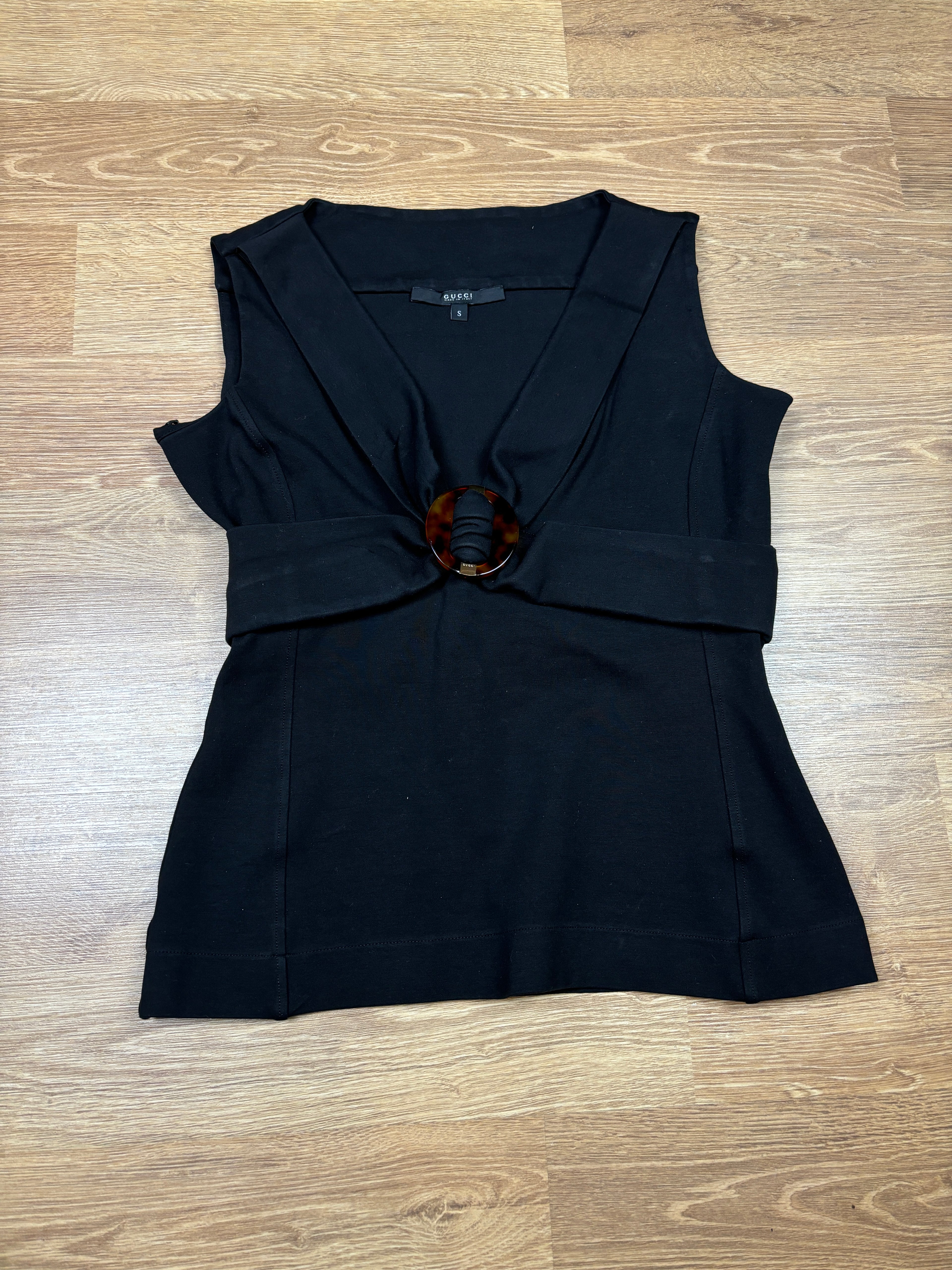 Top sin mangas con hebilla negro Gucci SS2008
