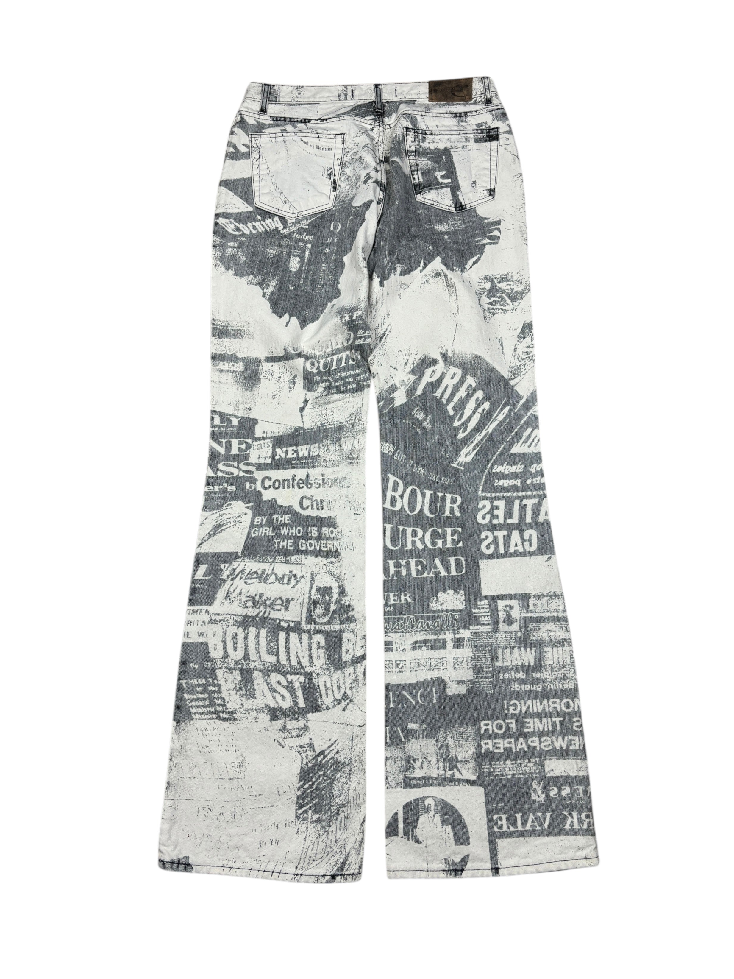 Pantalones vaqueros acampanados con estampado de periódico Just Cavalli de los 2000