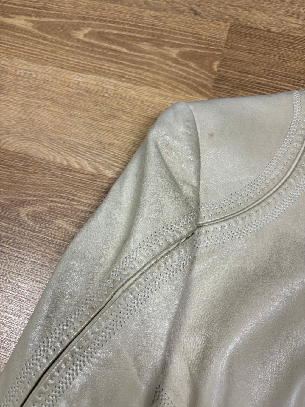 Chaqueta de cuero color crema Gucci Era Frida Giannini