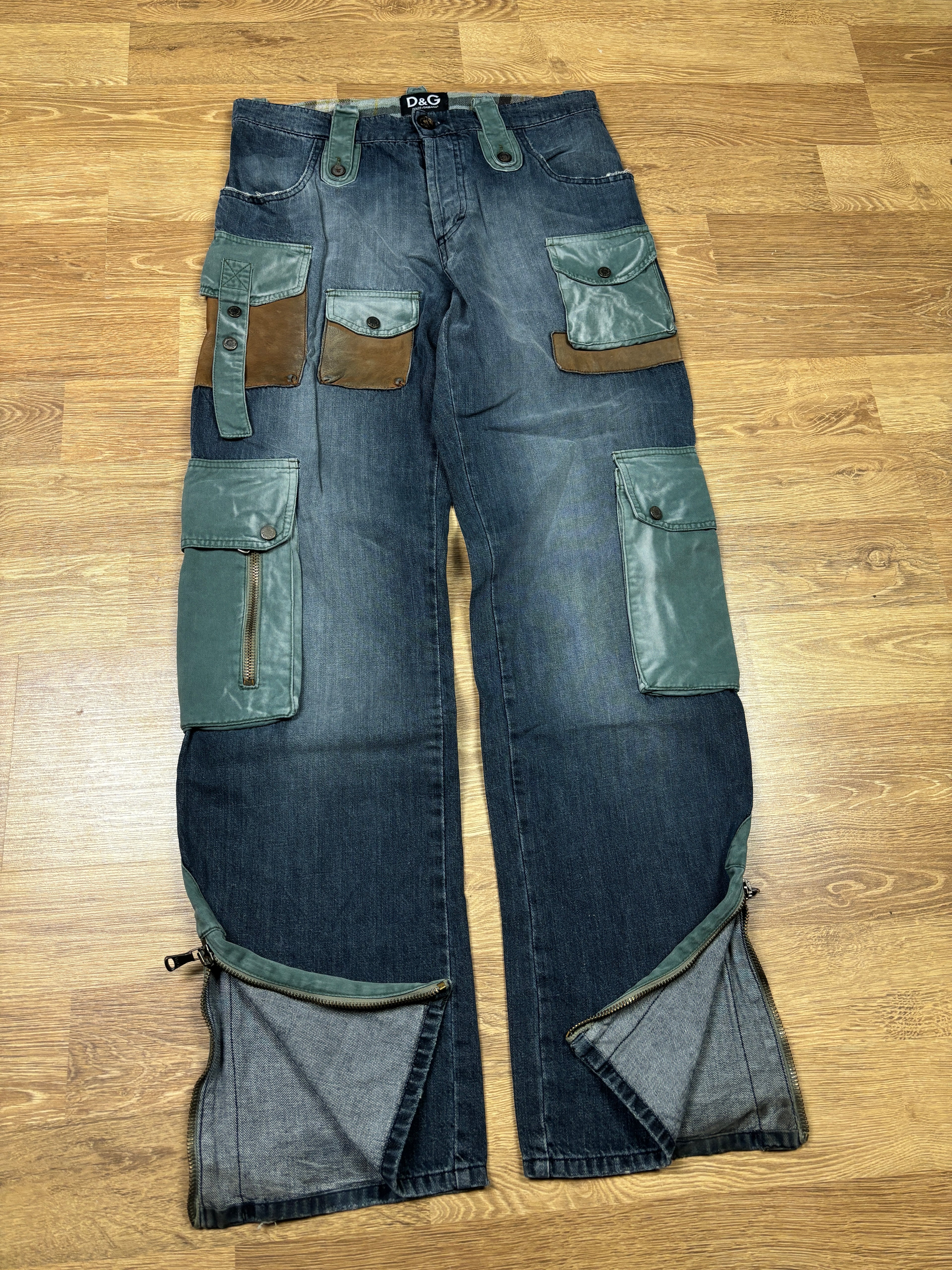 Vaqueros cargo vaqueros Dolce & Gabbana AW2003 con múltiples bolsillos y cremallera