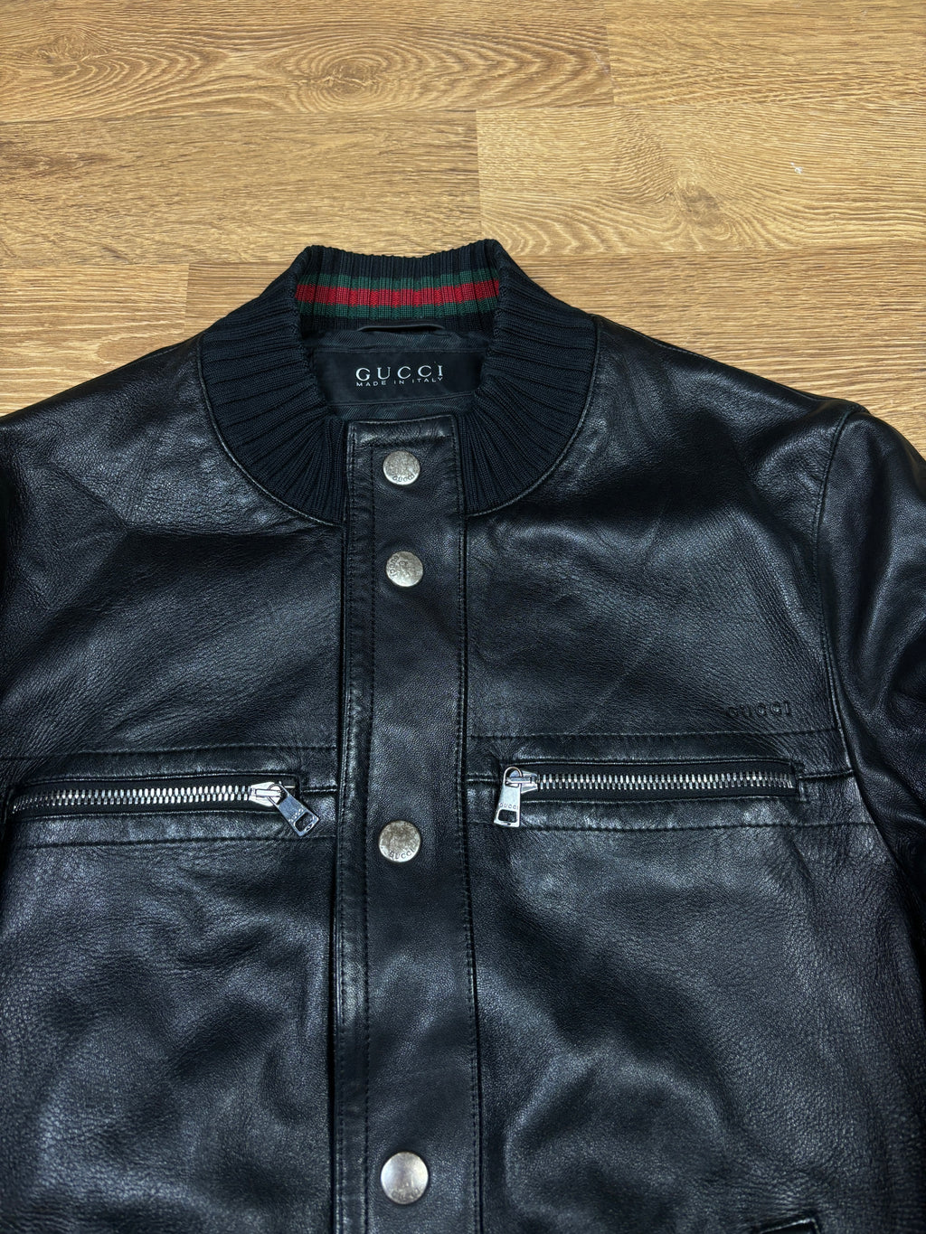 Chaqueta bomber de piel con franja web de Gucci de los 2000