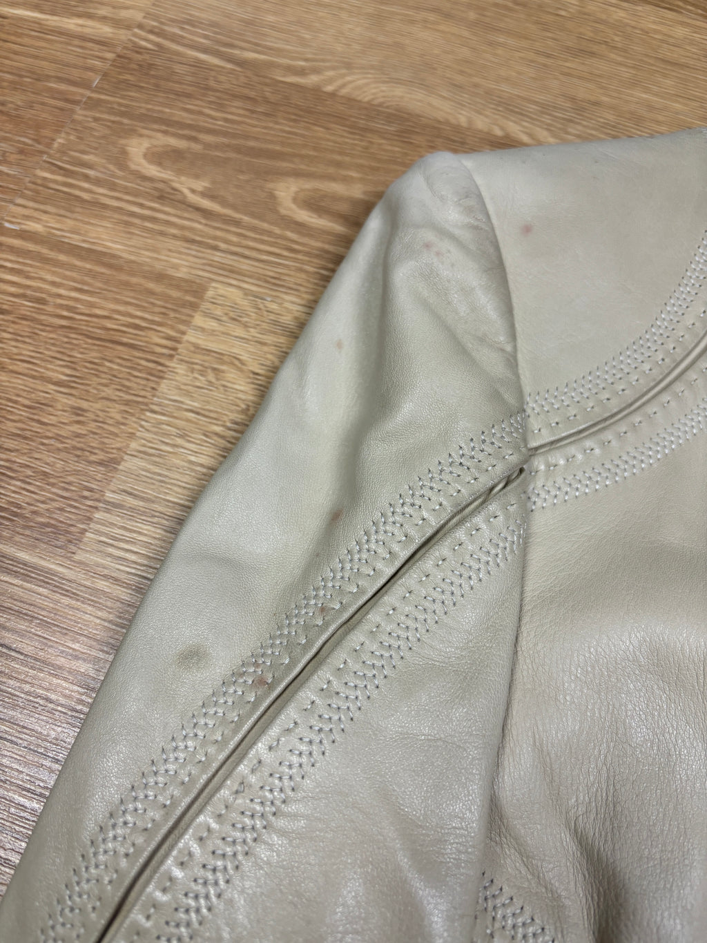 Chaqueta de cuero color crema Gucci Era Frida Giannini