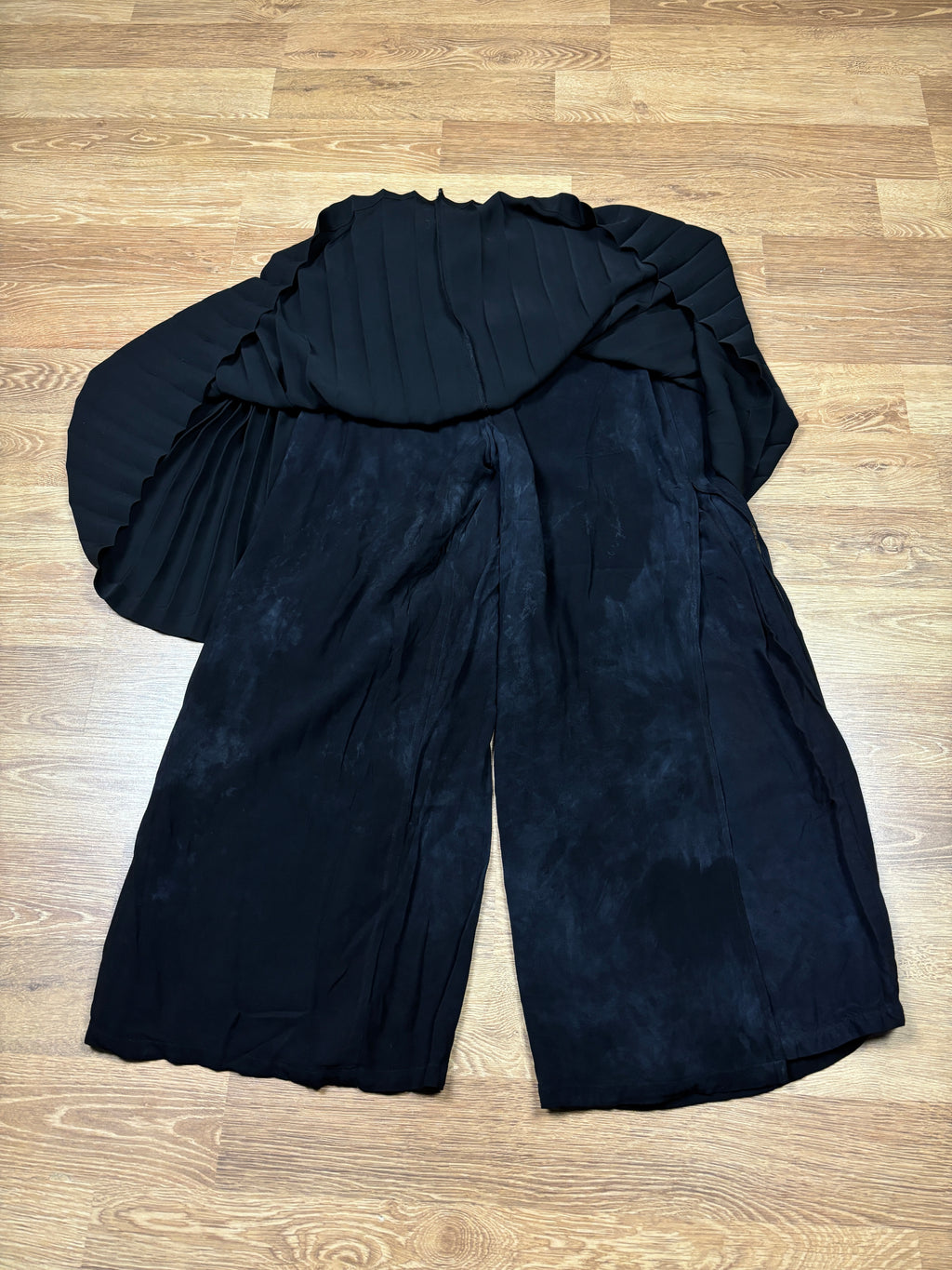 Pantalones con falda plisada en capas de Issey Miyake