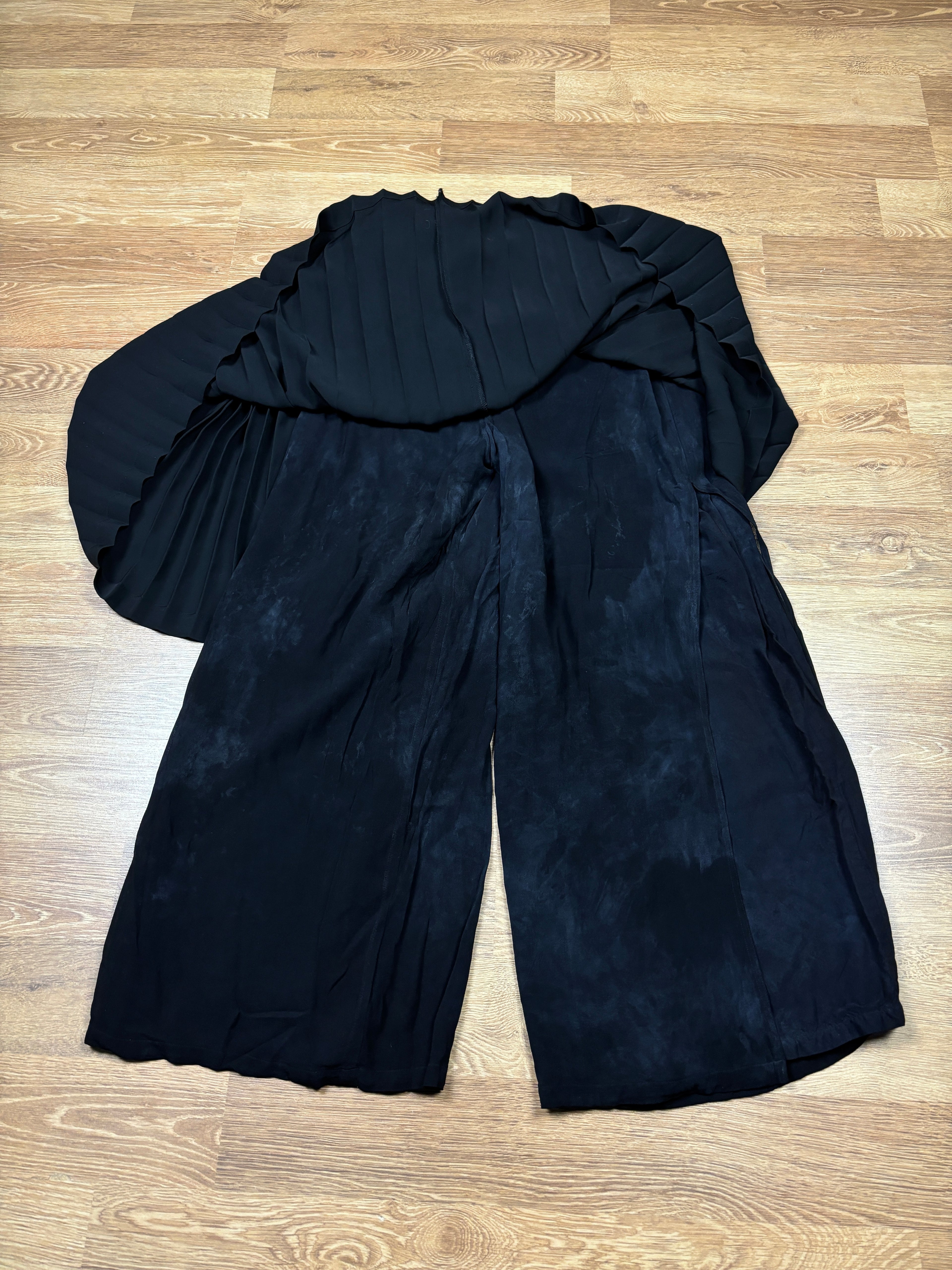 Pantalones con falda plisada en capas de Issey Miyake