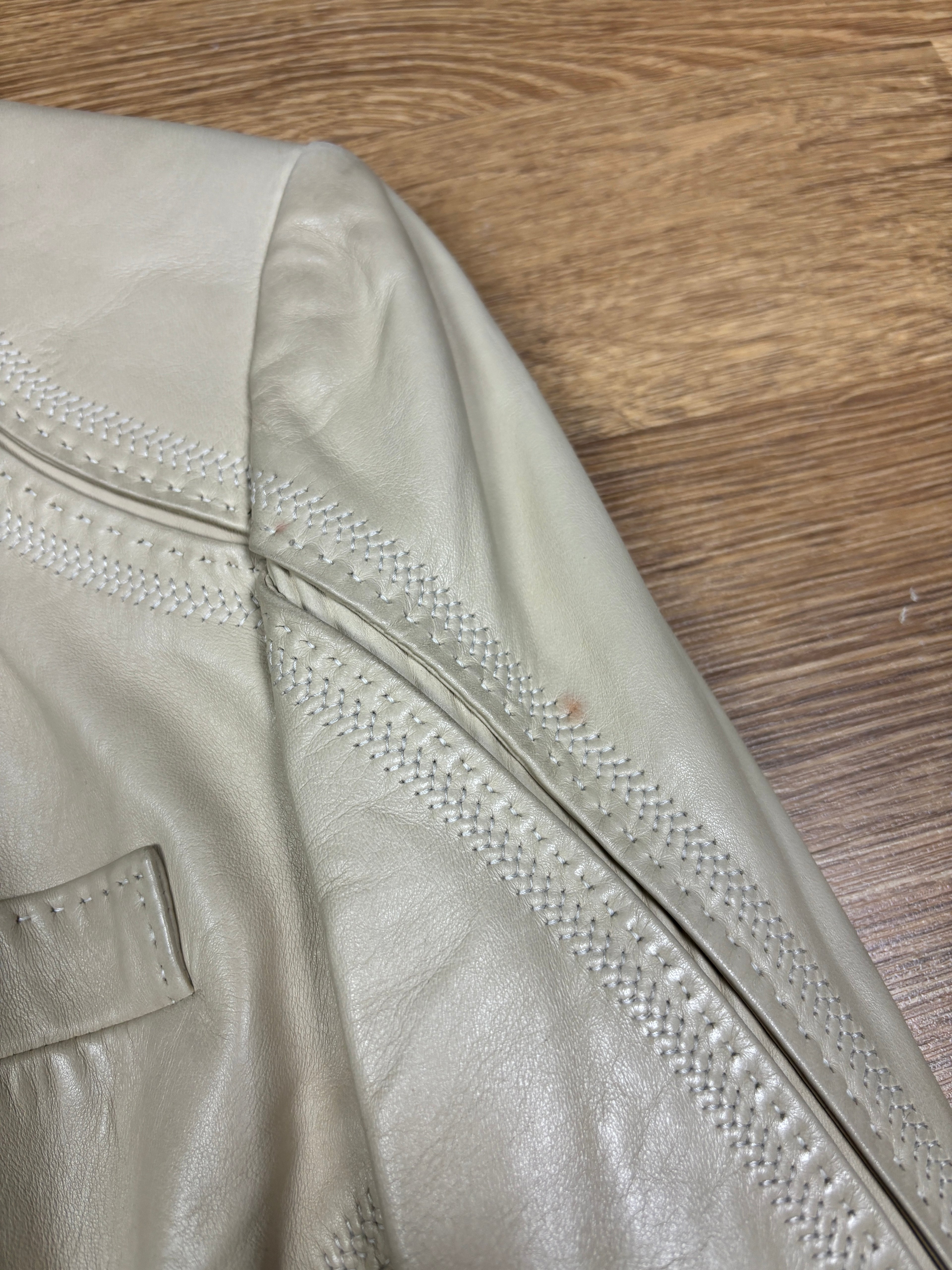 Chaqueta de cuero color crema Gucci Era Frida Giannini