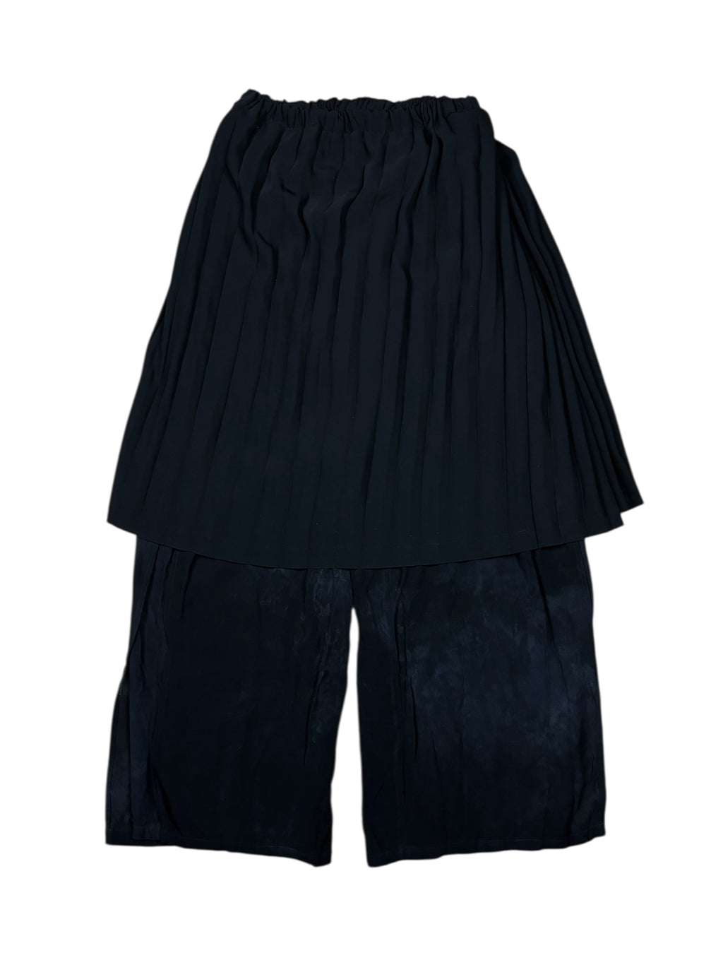 Pantalones con falda plisada en capas de Issey Miyake