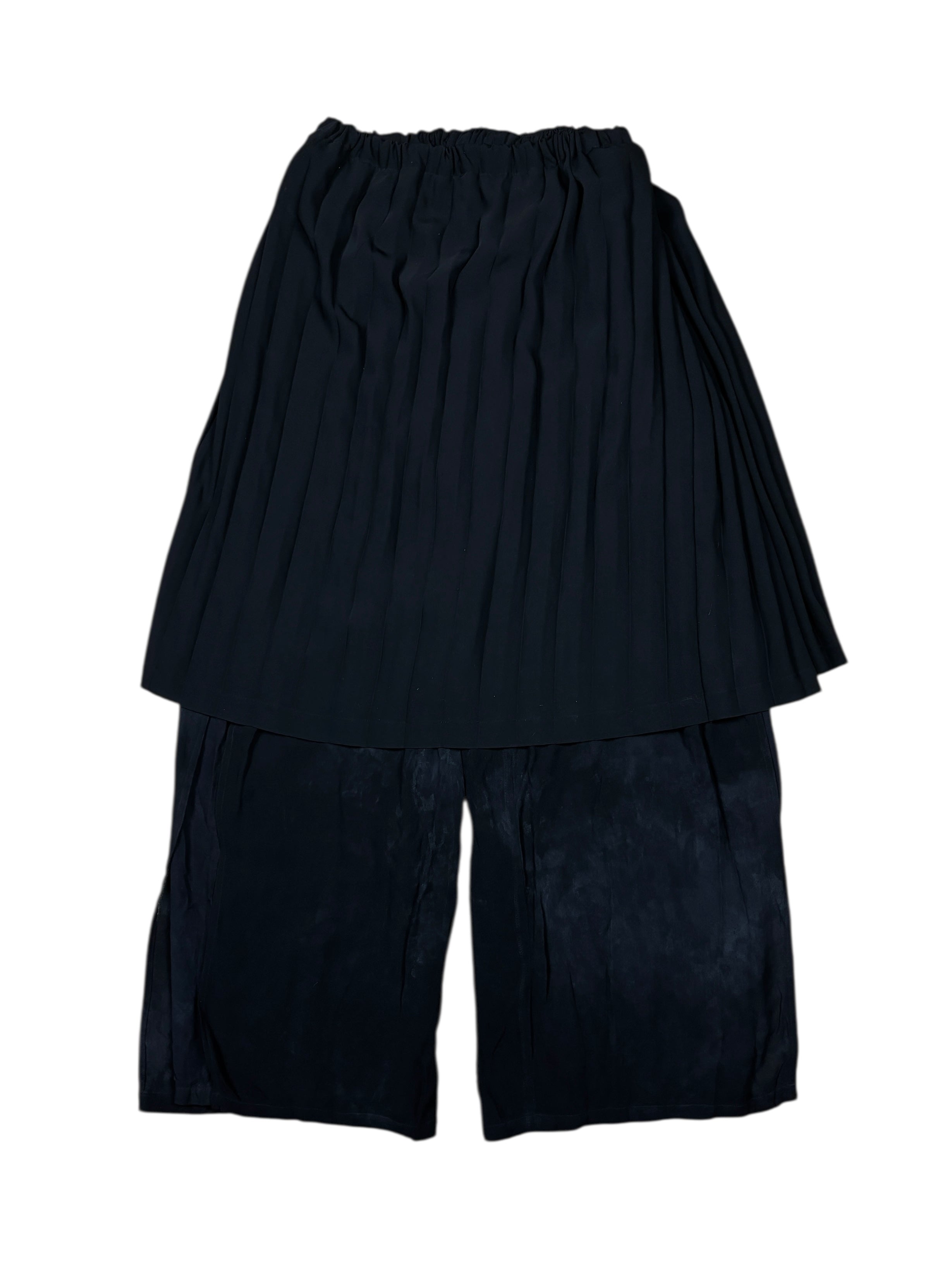 Pantalones con falda plisada en capas de Issey Miyake