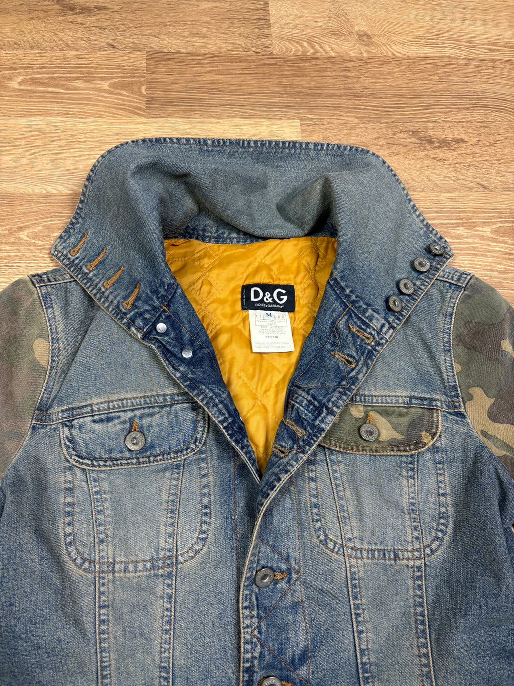 Chaqueta vaquera de Dolce & Gabbana FW2003 con mangas de camuflaje