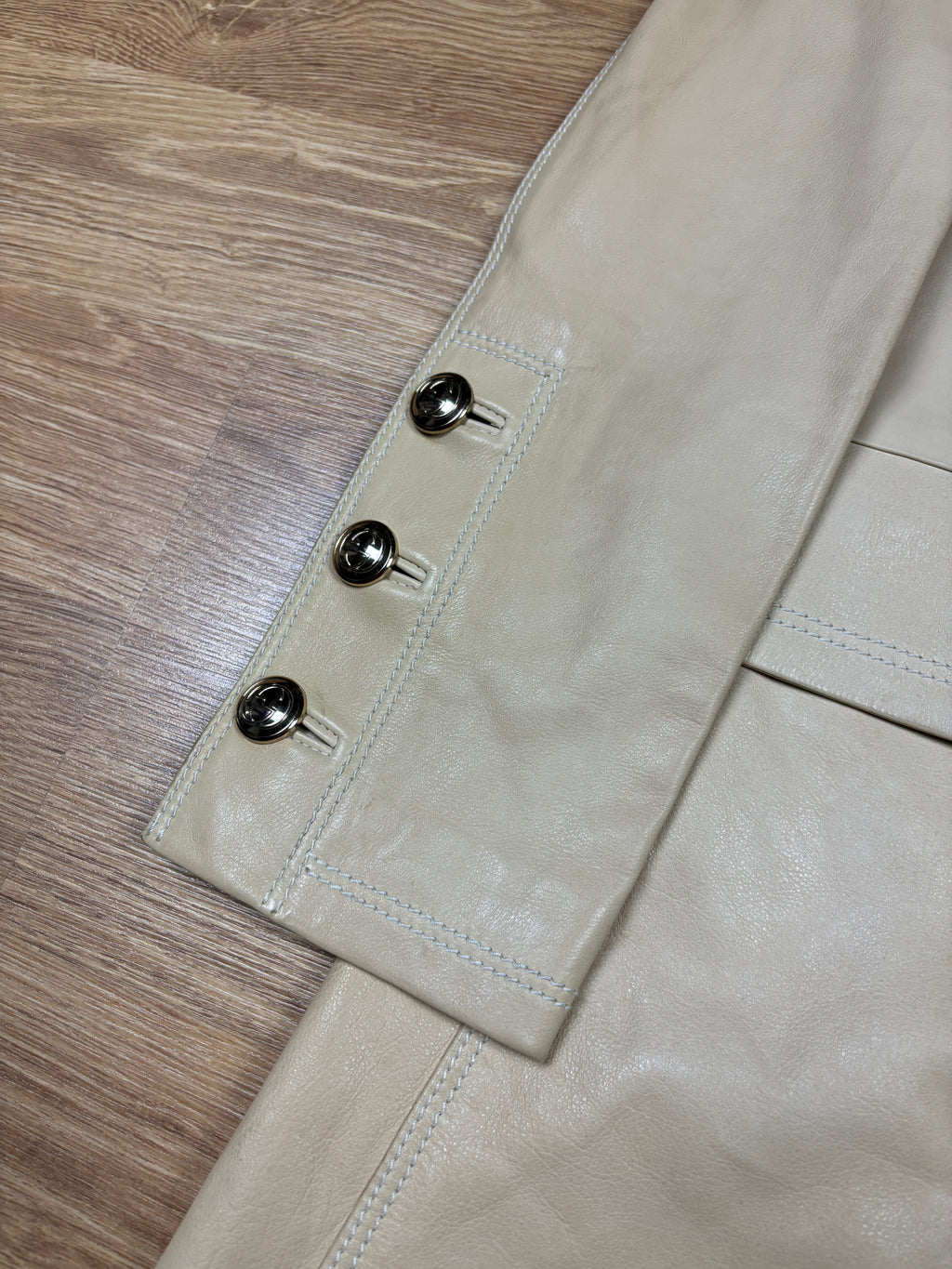 Abrigo de cuero color crema Gucci de los 2000