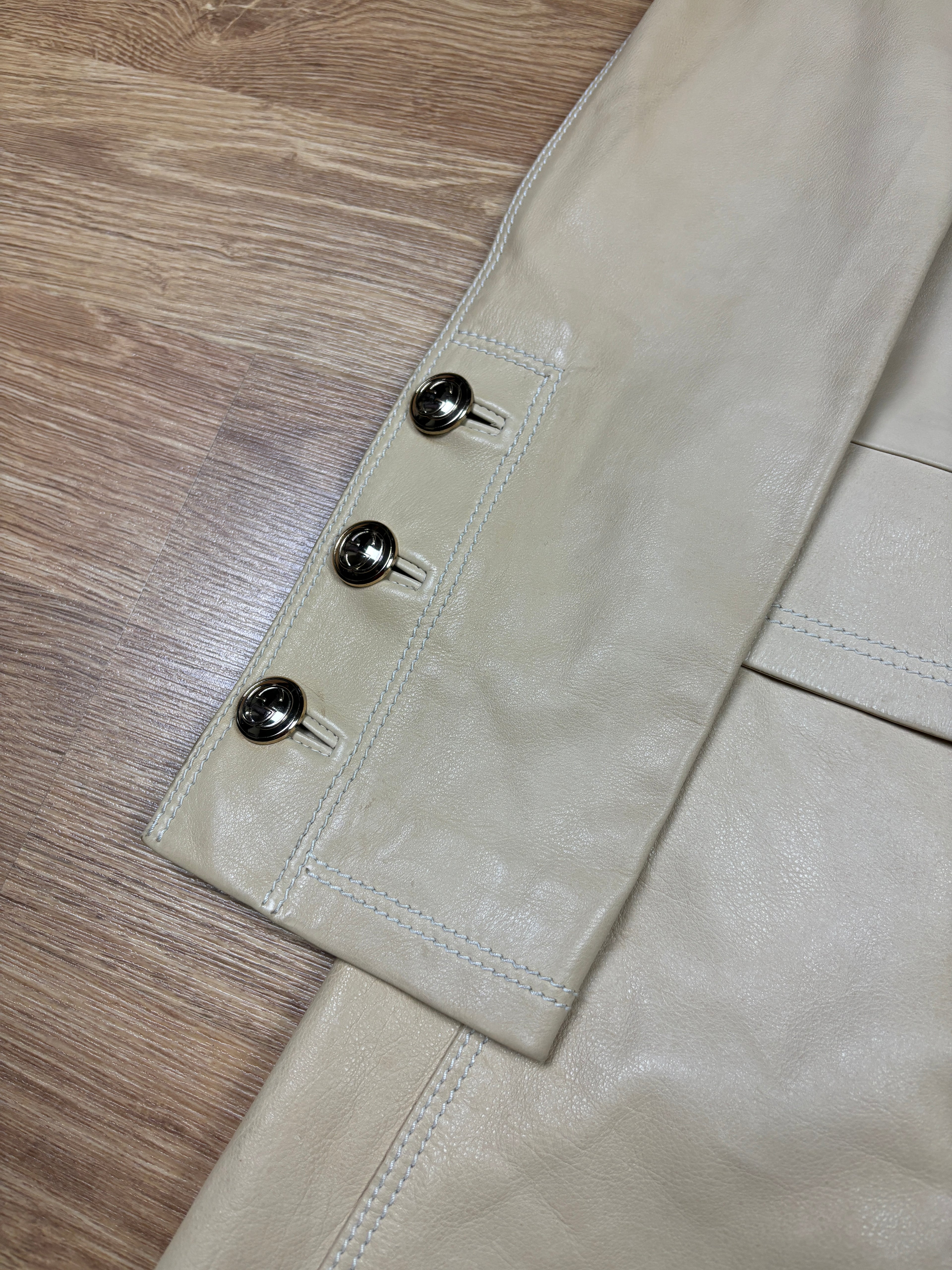 Abrigo de cuero color crema Gucci de los 2000