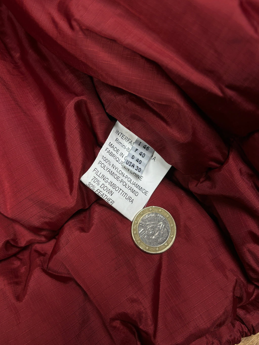 Chaqueta de plumas corta roja Marithé François Girbaud de los 2000