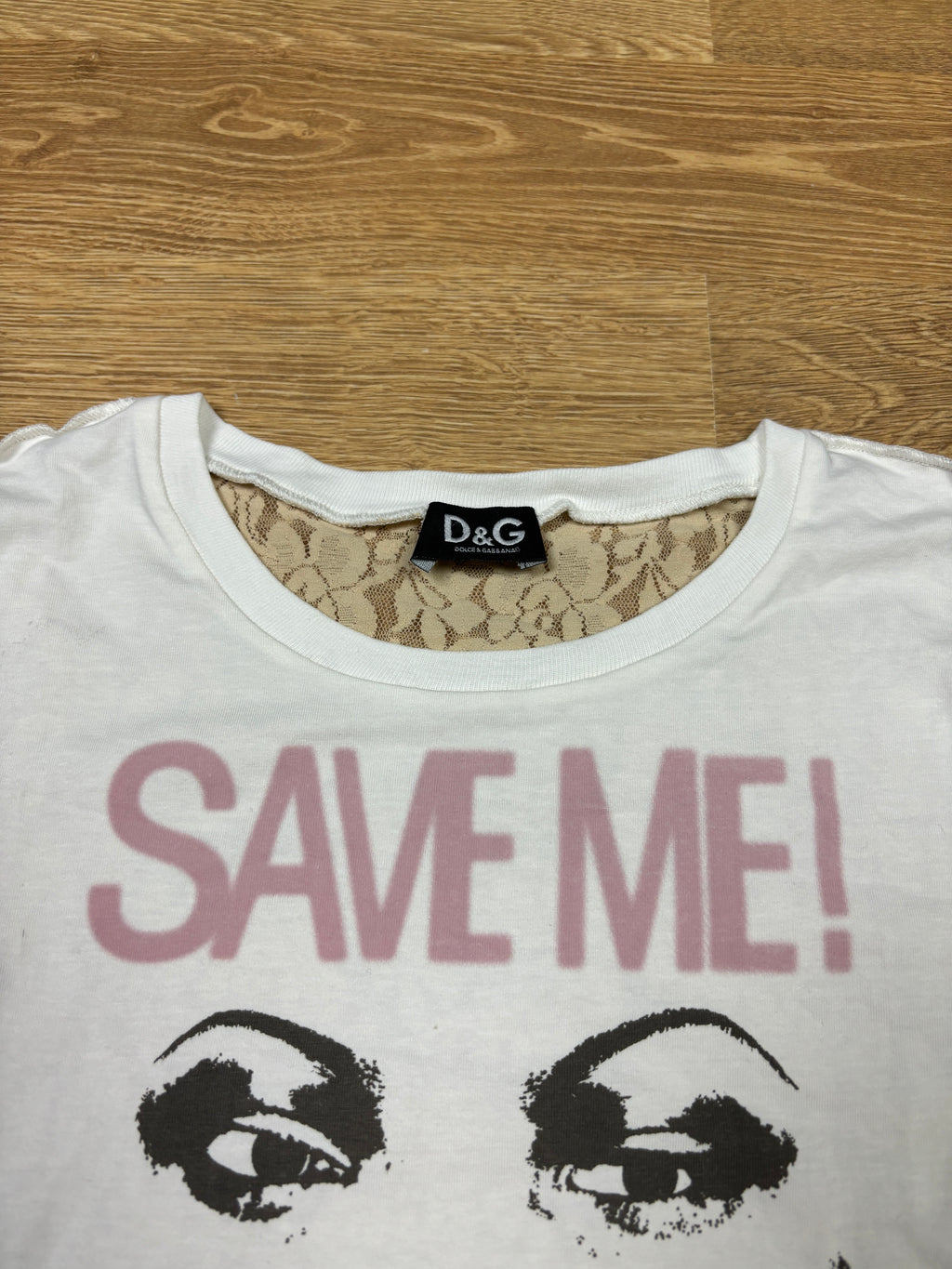 Camiseta Dolce & Gabbana "¡Sálvame!" con encaje en la espalda
