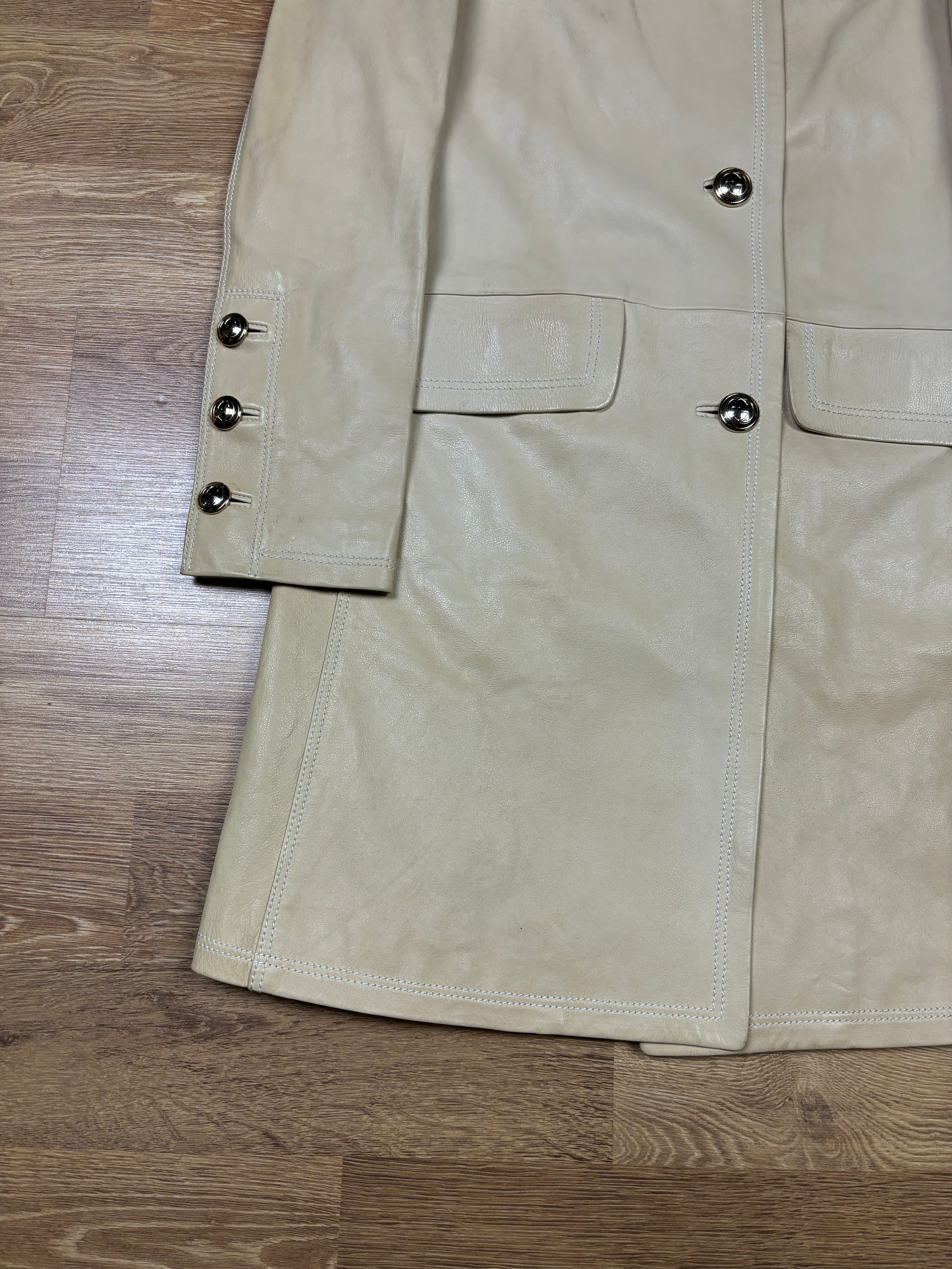 Abrigo de cuero color crema Gucci de los 2000