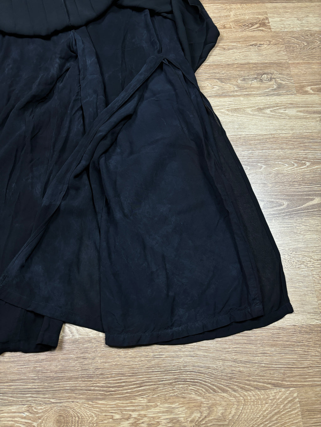 Pantalones con falda plisada en capas de Issey Miyake
