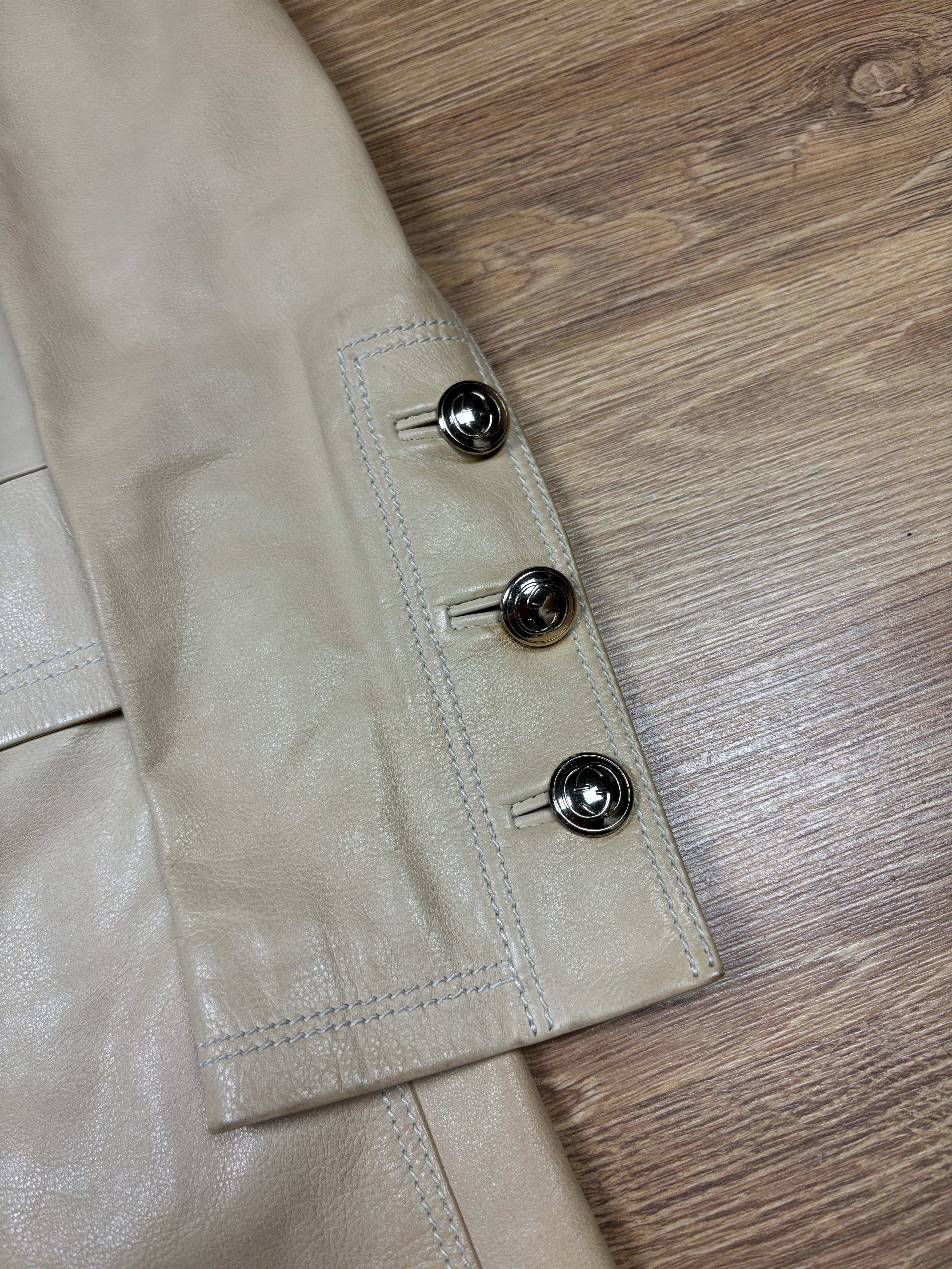 Abrigo de cuero color crema Gucci de los 2000