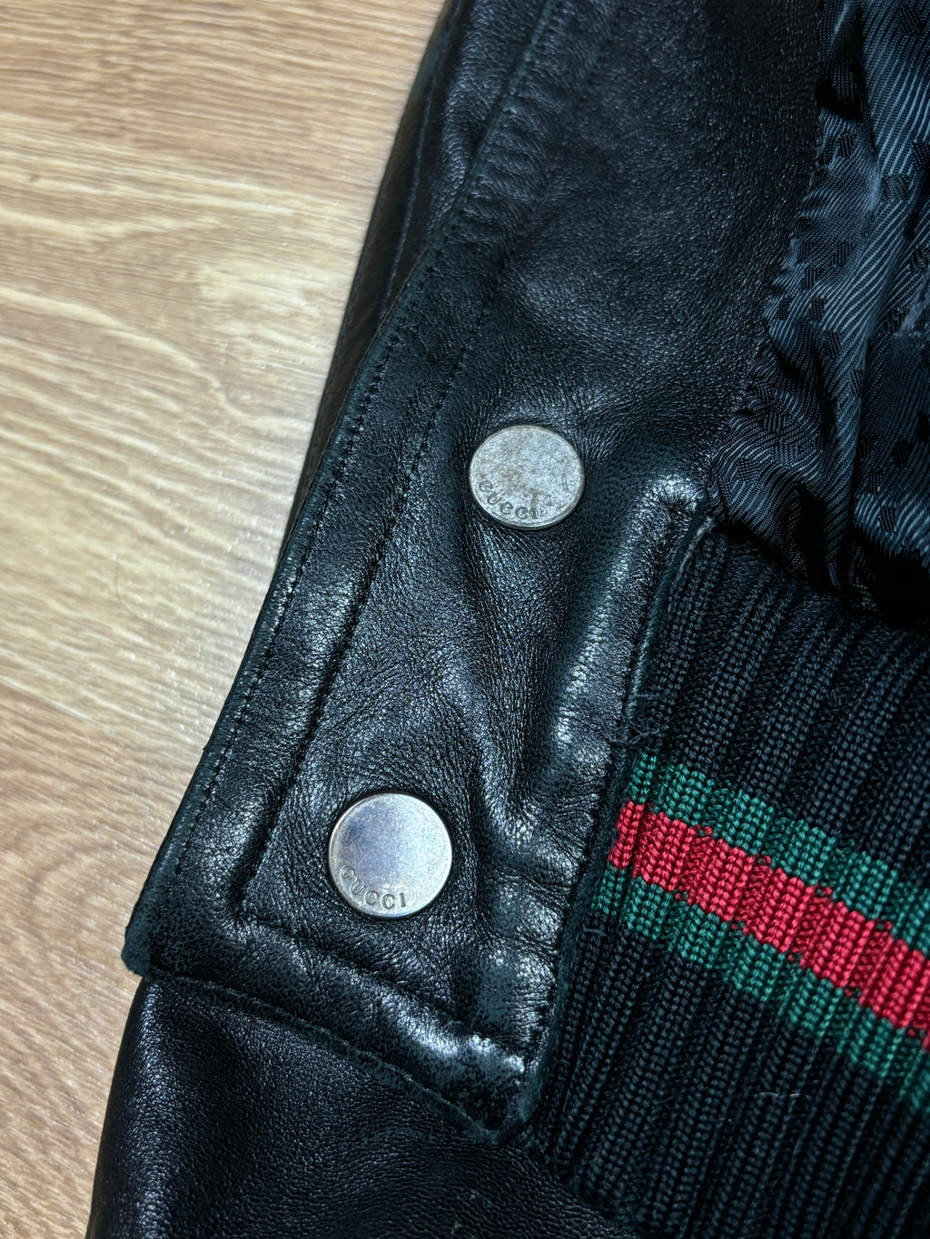 Chaqueta bomber de piel con franja web de Gucci de los 2000
