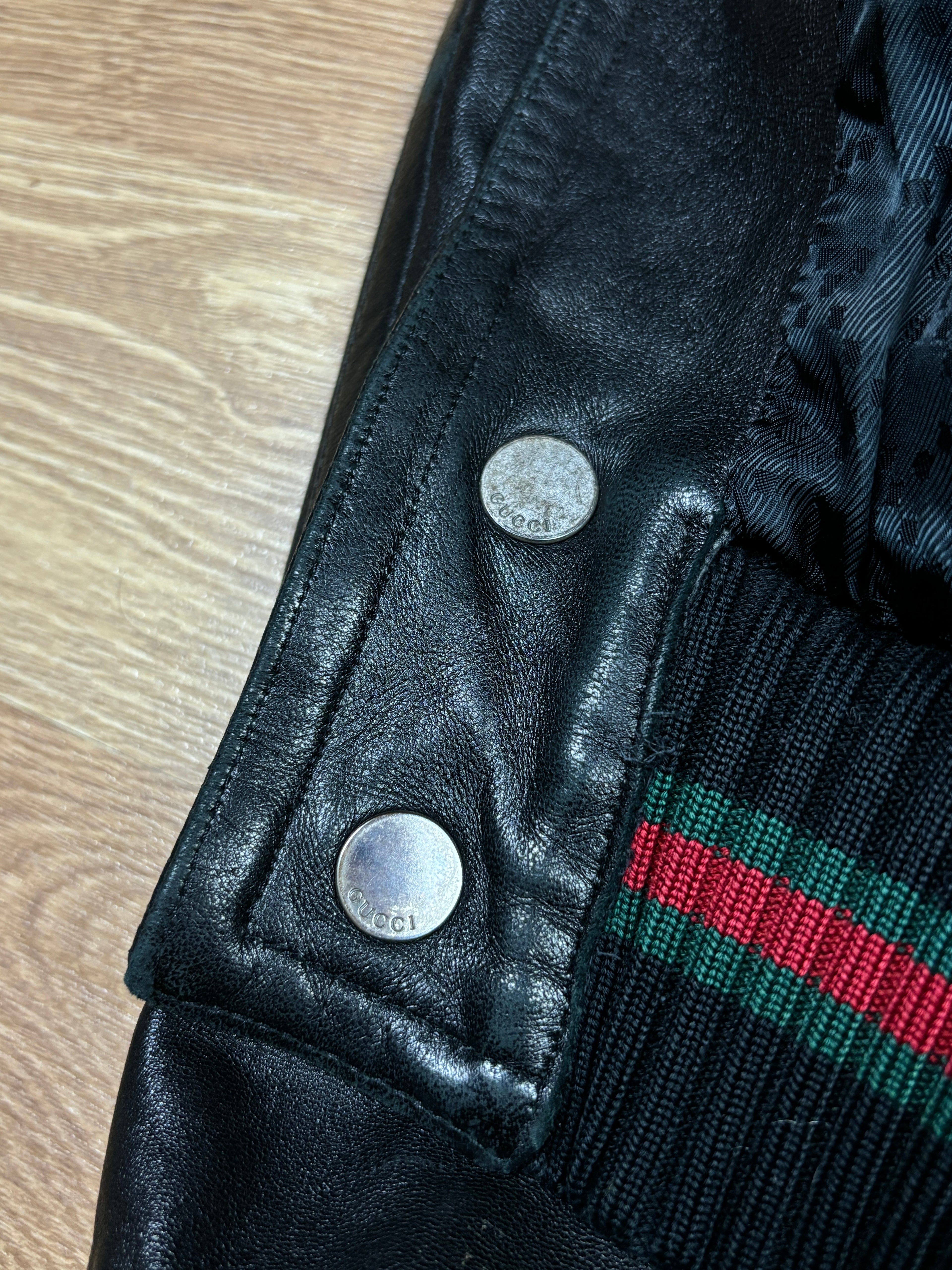 Chaqueta bomber de piel con franja web de Gucci de los 2000