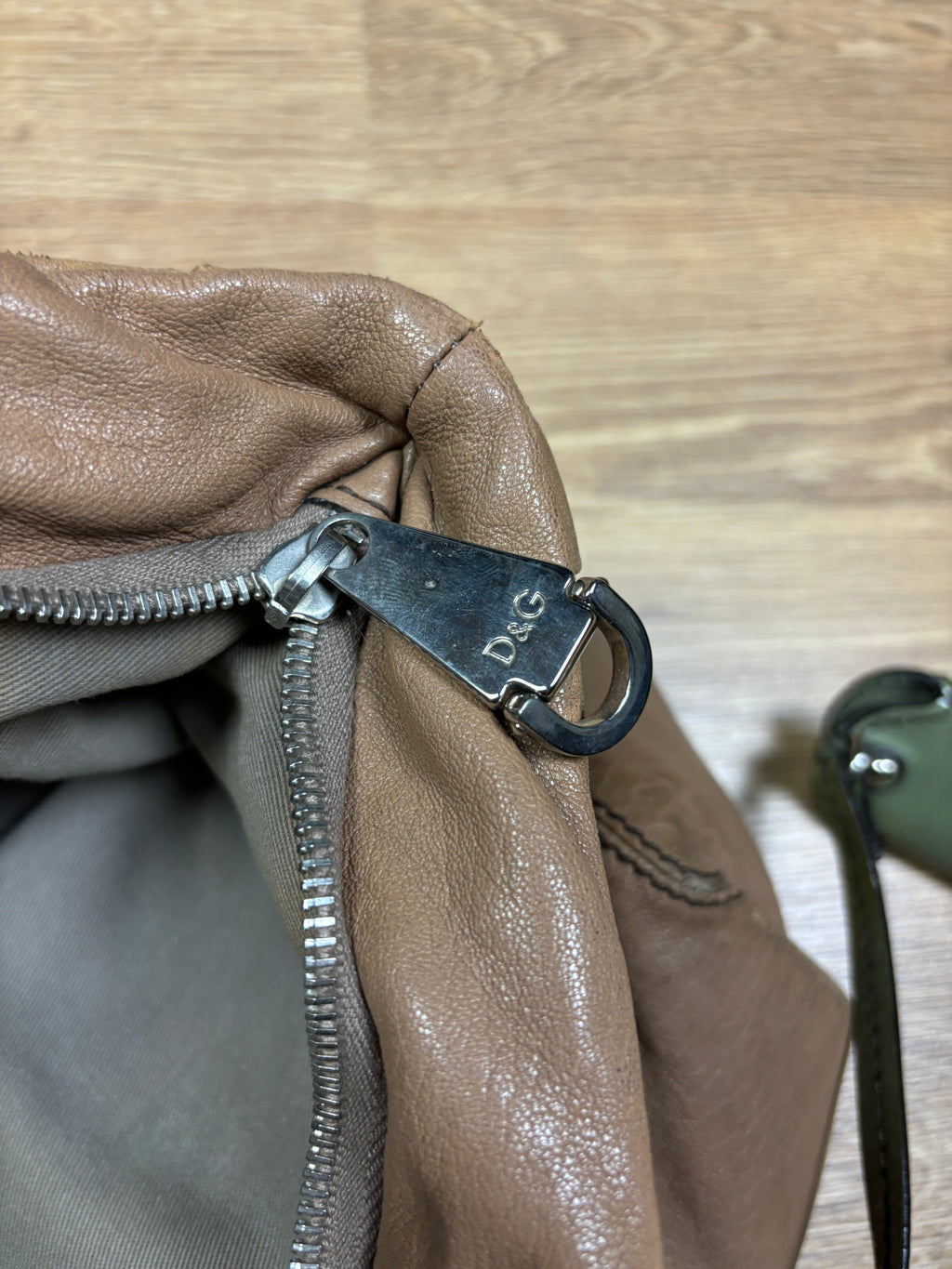 Bolso de hombro de cuero marrón de Dolce & Gabbana de los años 2000 con detalle de correa