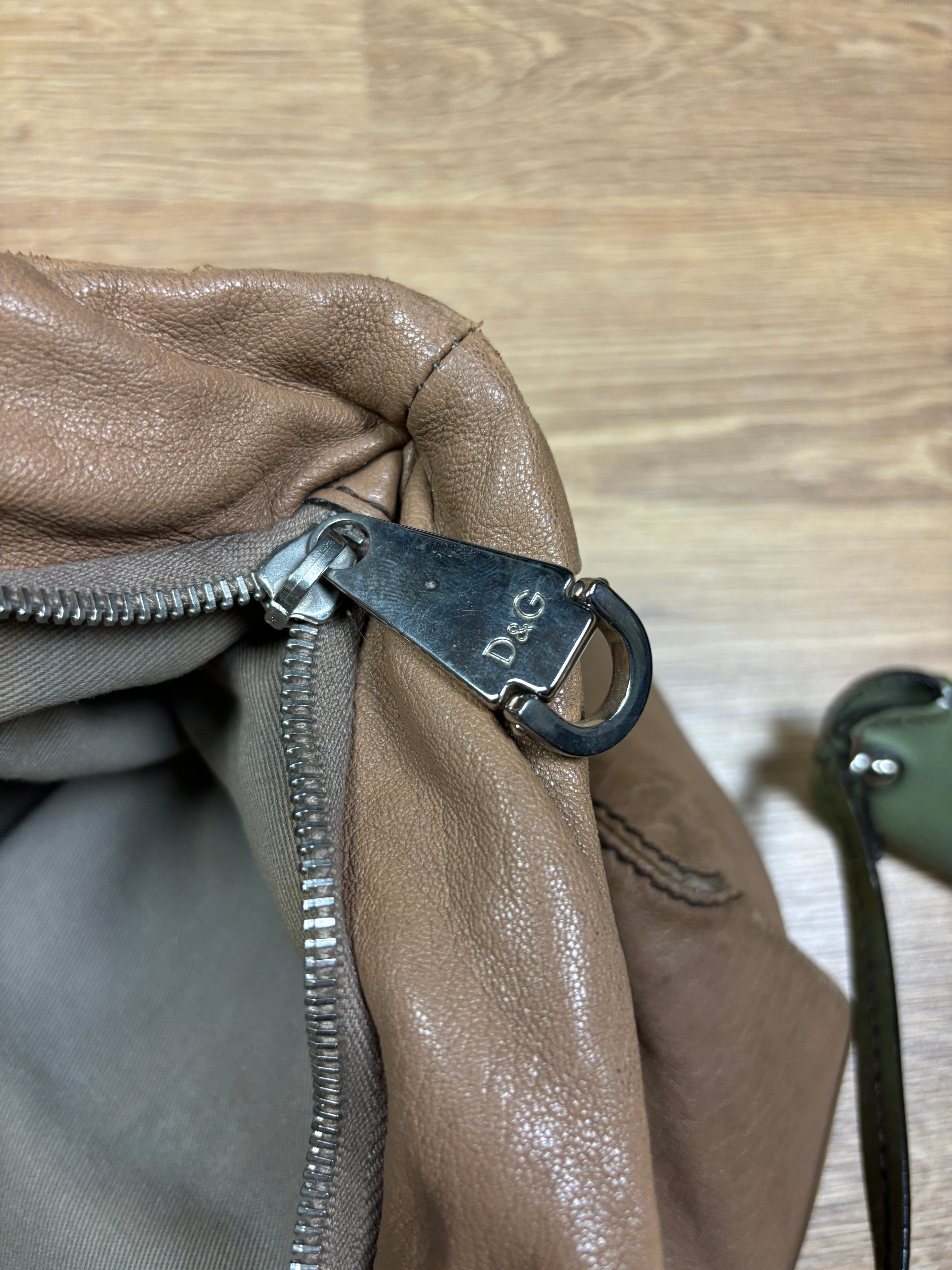 Bolso de hombro de cuero marrón de Dolce & Gabbana de los años 2000 con detalle de correa