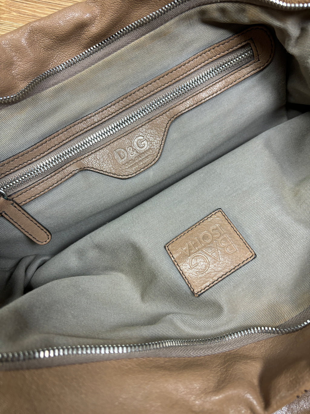 Bolso de hombro de cuero marrón de Dolce & Gabbana de los años 2000 con detalle de correa