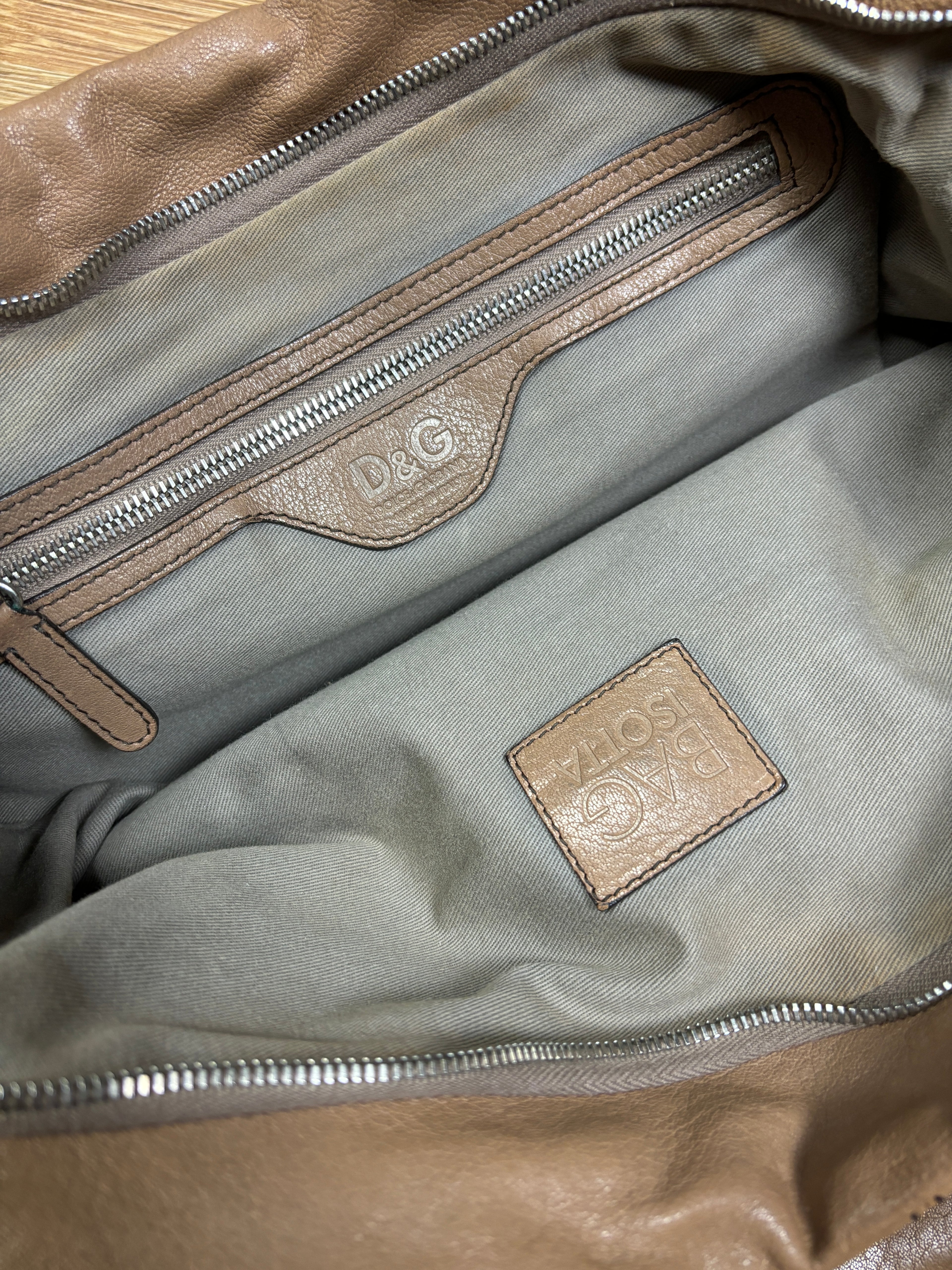 Bolso de hombro de cuero marrón de Dolce & Gabbana de los años 2000 con detalle de correa