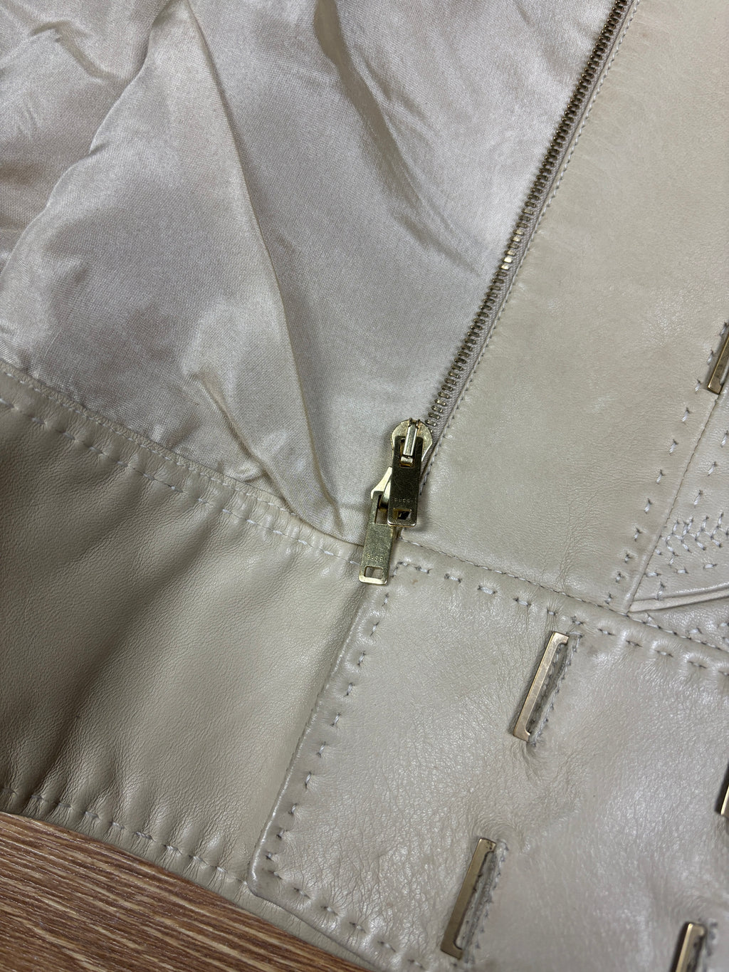 Chaqueta de cuero color crema Gucci Era Frida Giannini