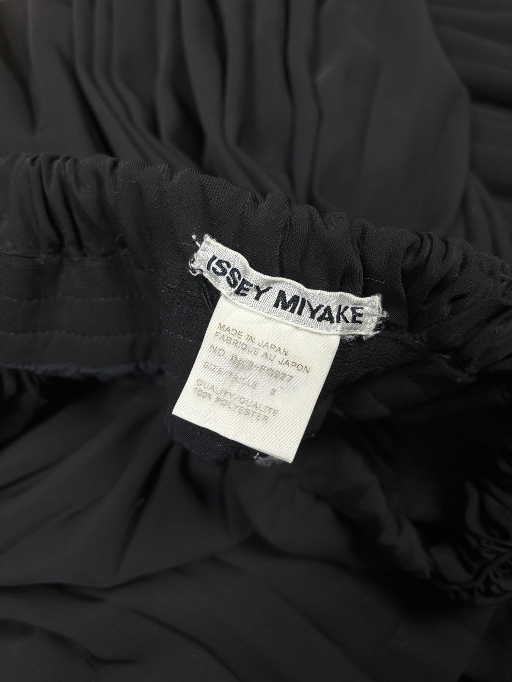 Pantalones con falda plisada en capas de Issey Miyake